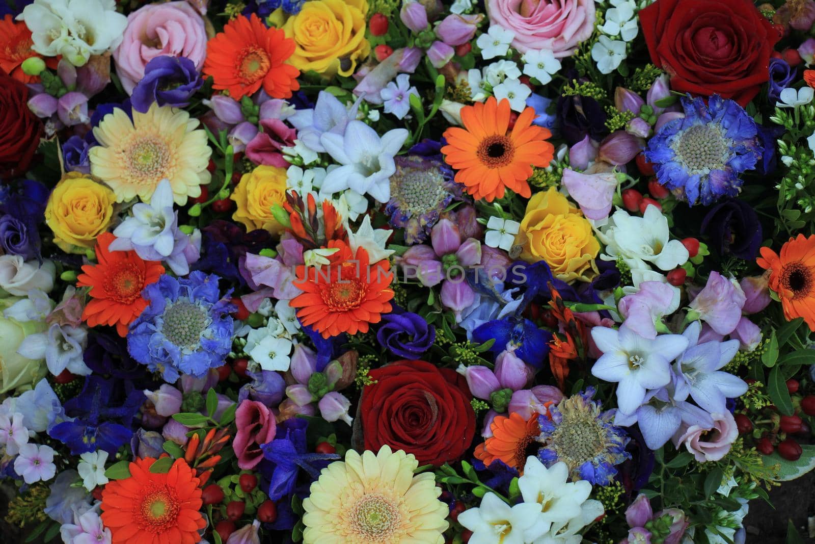 Mixed flower arrangement: various flowers in different colors for a wedding