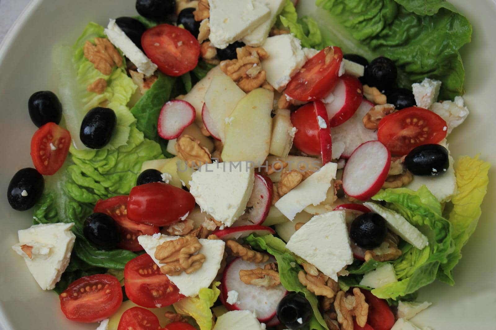 Mixed salad: goat cheese, pear, olives and walnuts