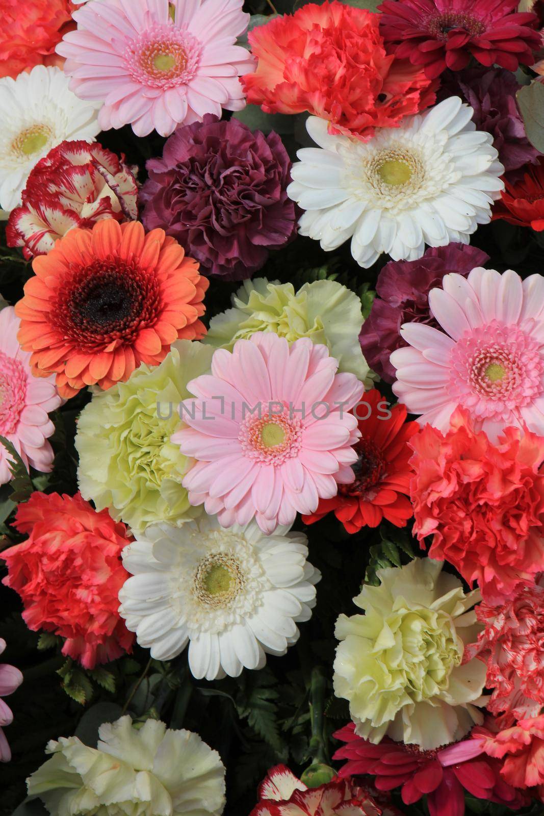 Mixed flower arrangement: various gerbers in different colors for a wedding