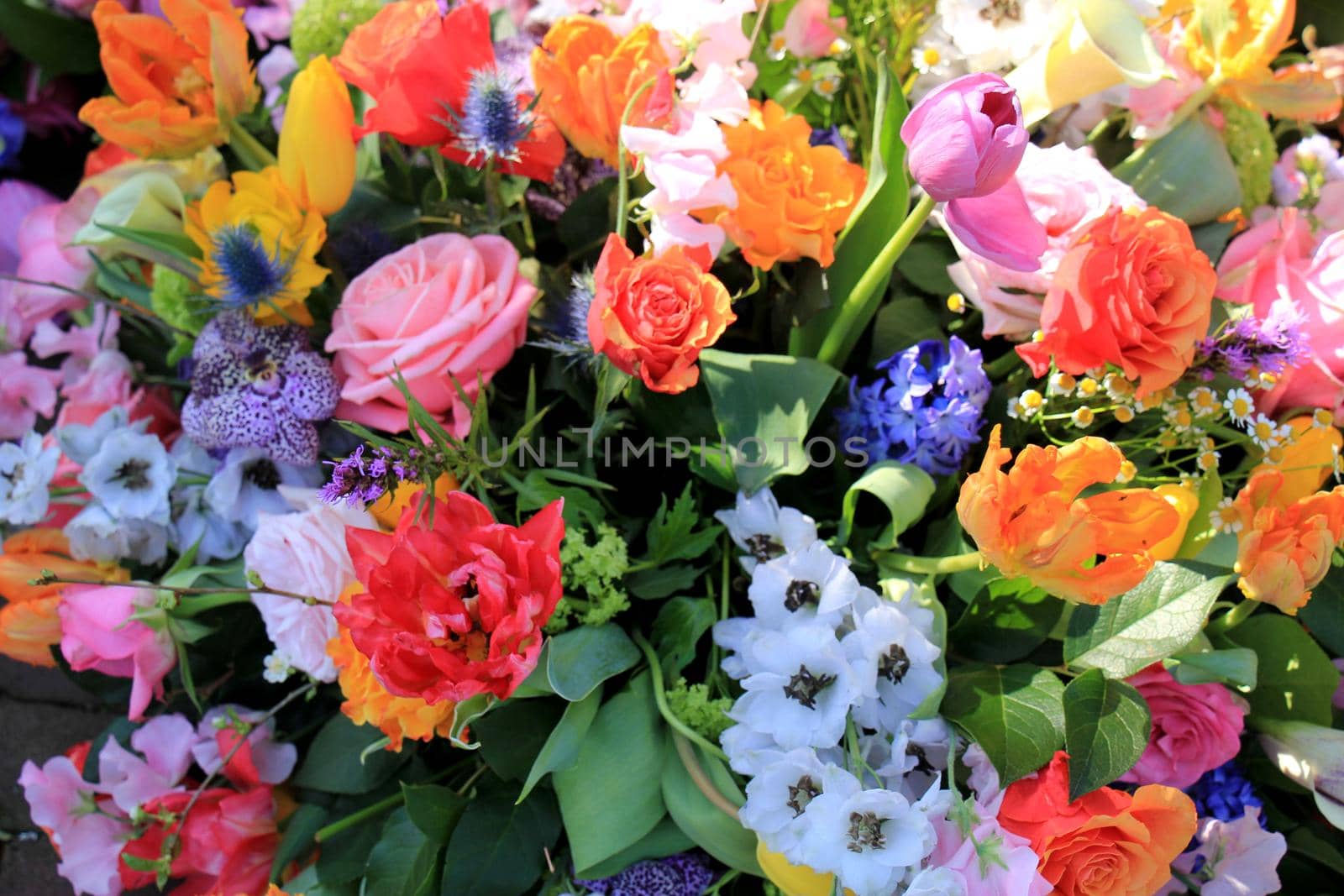 Mixed flower arrangement: various flowers in different colors for a wedding