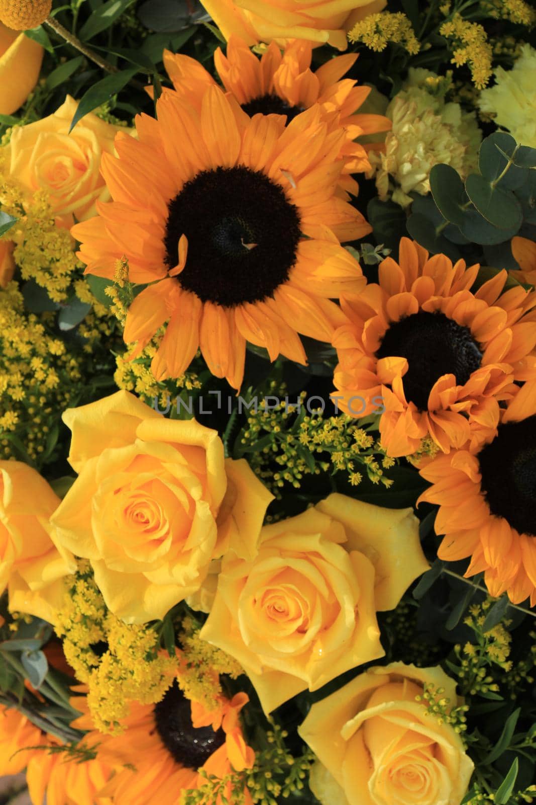 Mixed flower arrangement: various flowers in different shades of yellow for a wedding