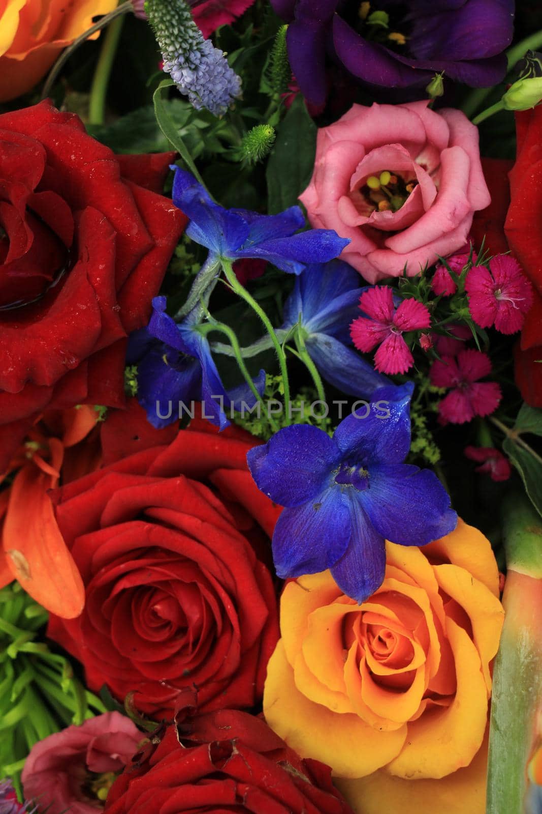 Mixed flower arrangement: various flowers in different colors for a wedding