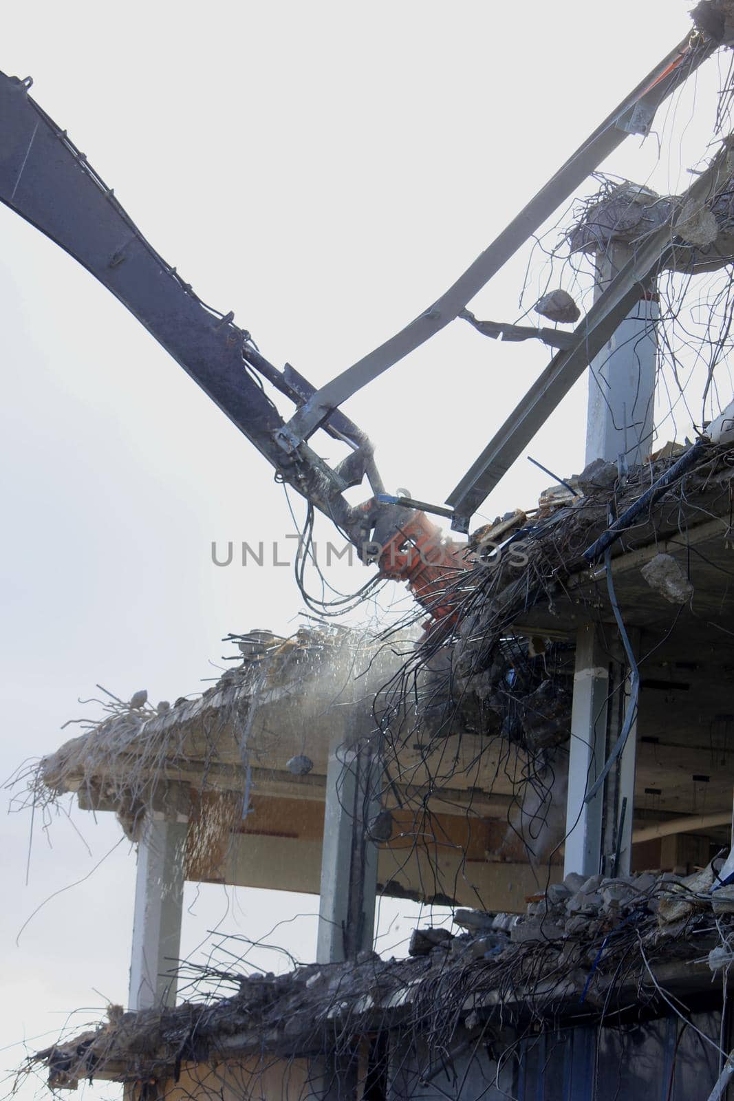 Demolishing a building with hydraulic crushers by studioportosabbia