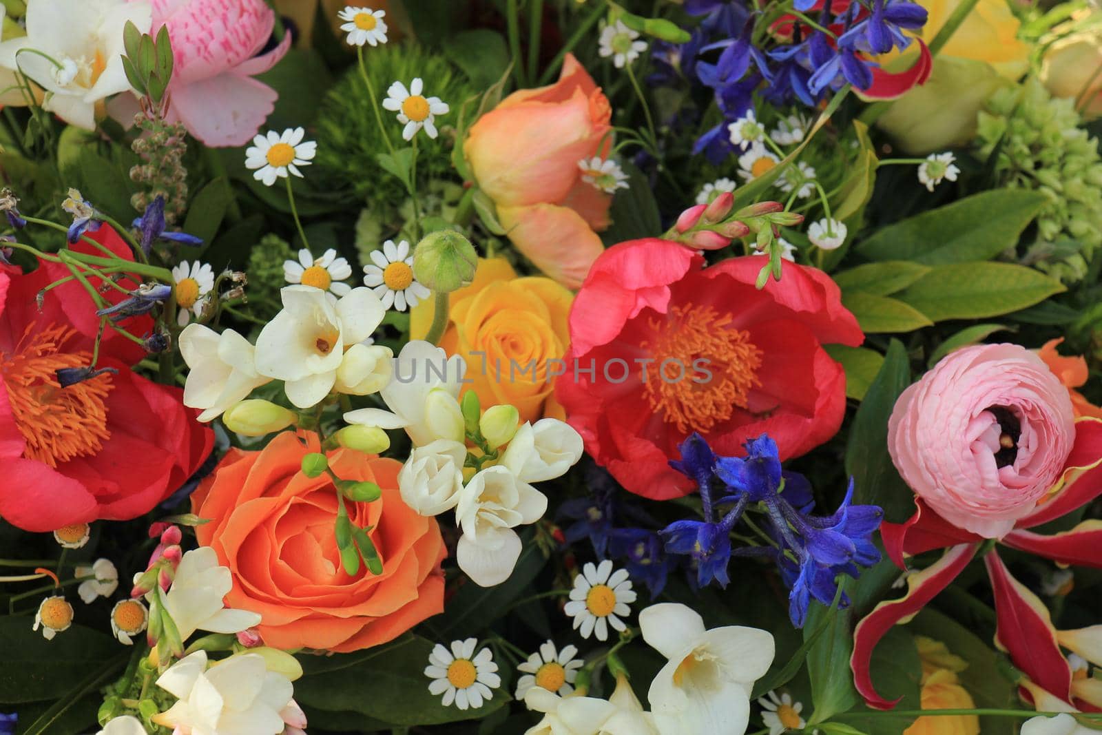 Mixed spring bouquet by studioportosabbia