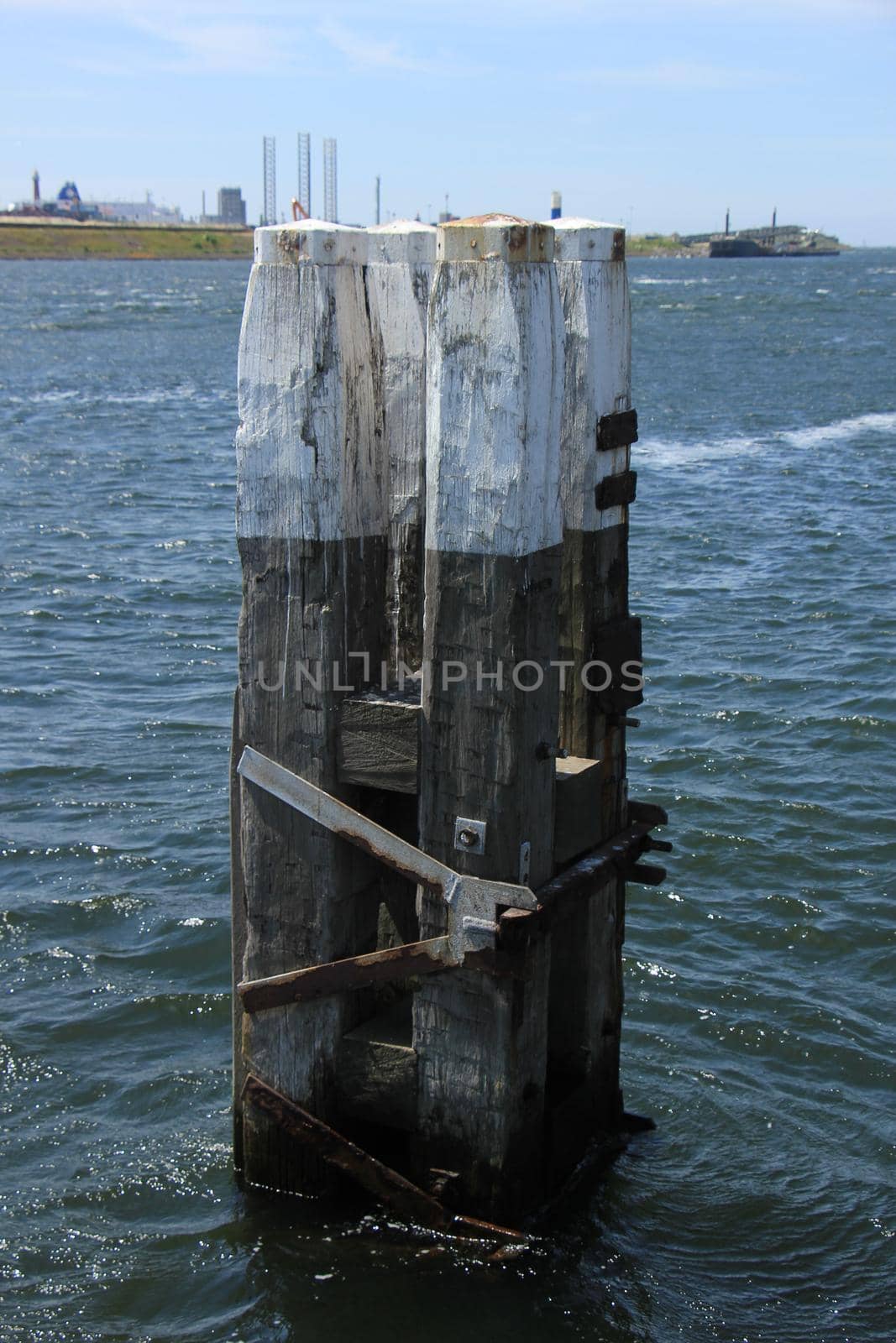 Dolphin structures near the North Sea lock by studioportosabbia