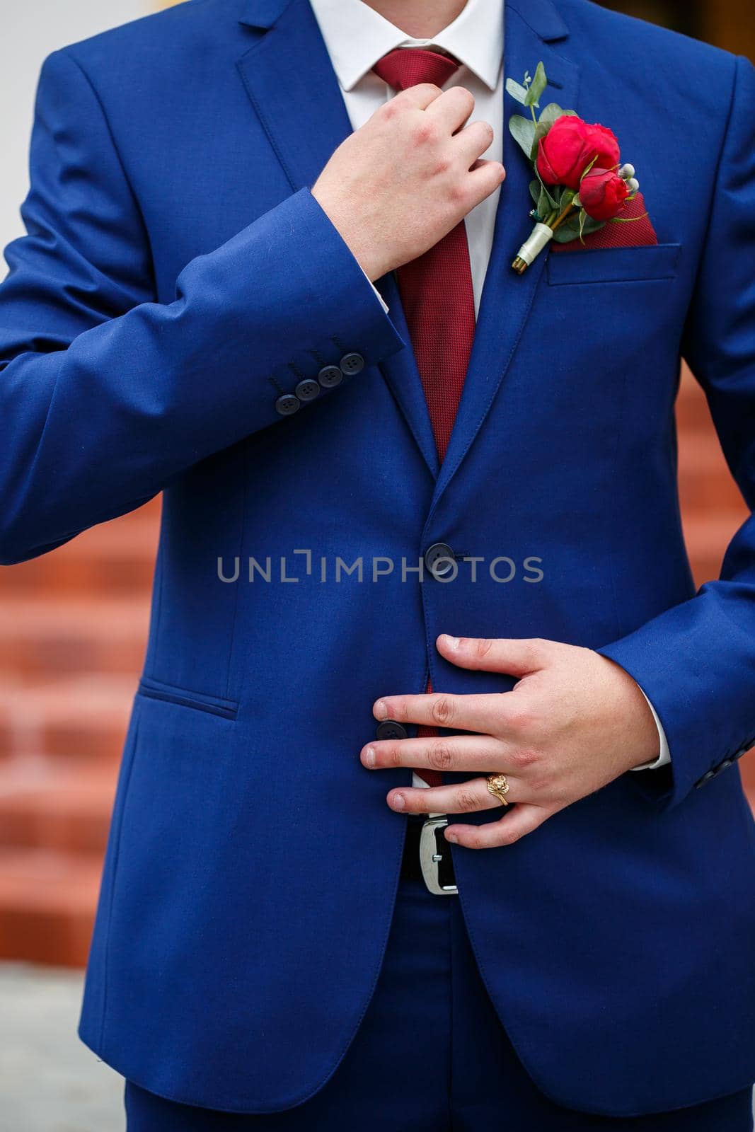 man puts on a suit on the wedding day