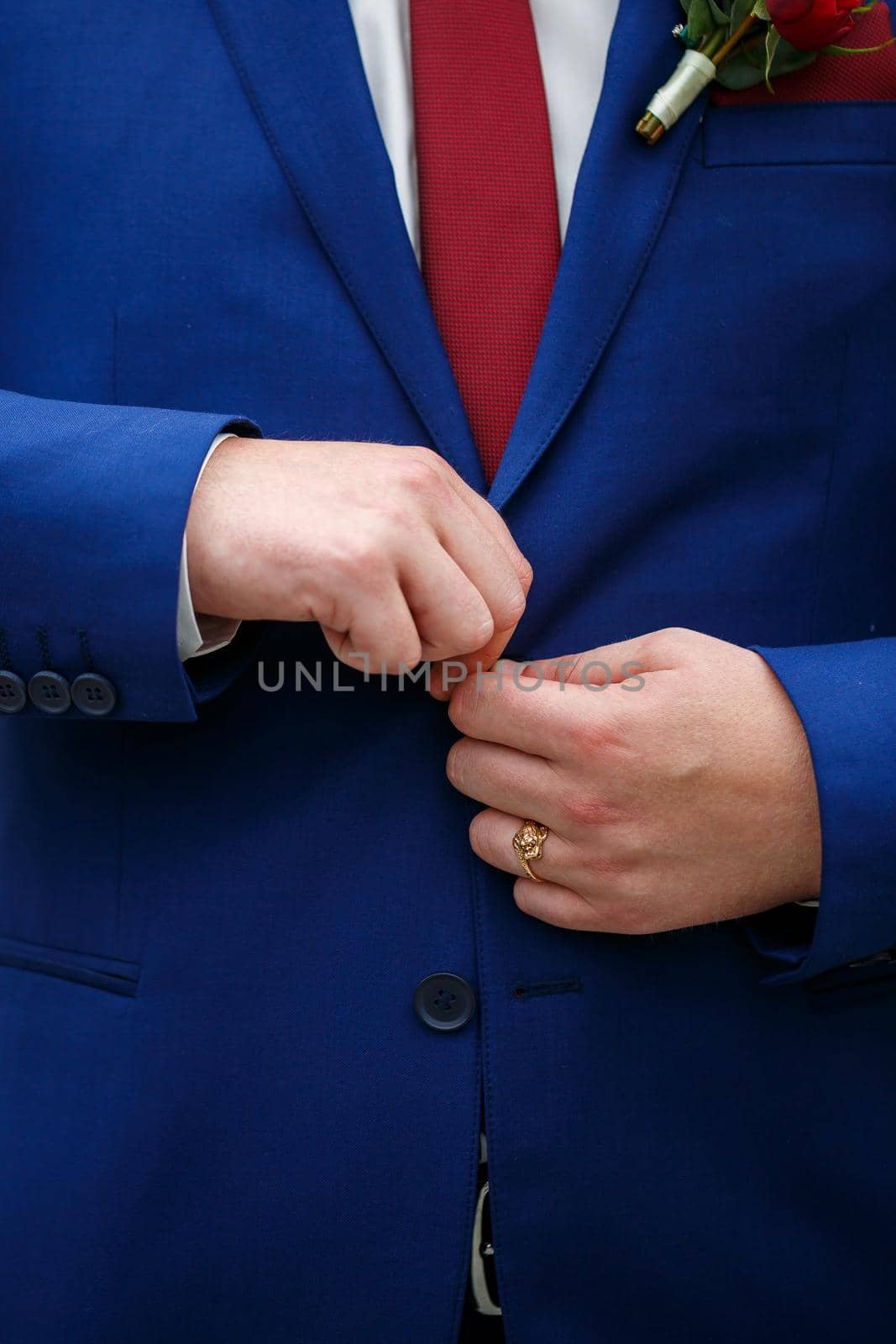 man puts on a suit on the wedding day