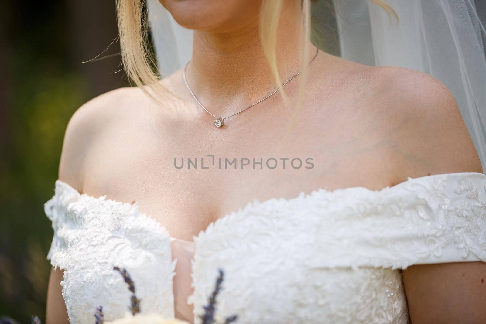bride puts on wedding jewelry on the wedding day