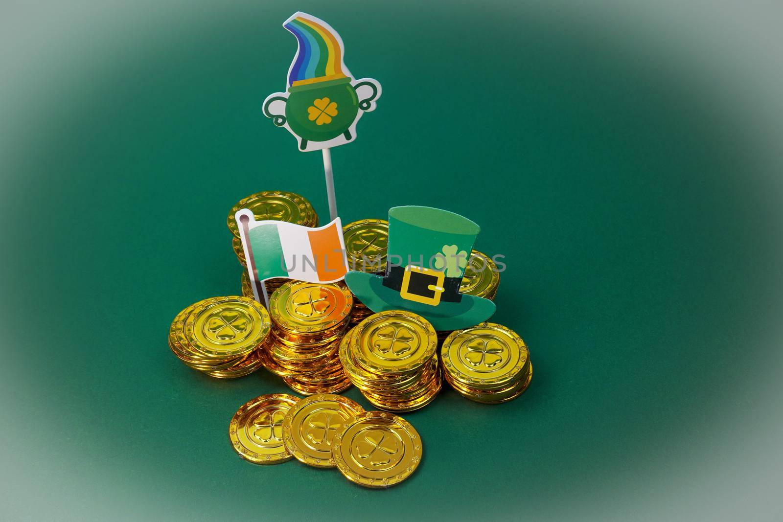 Items that are dedicated to St. Patrick's Day are laid out on the background by Spirina