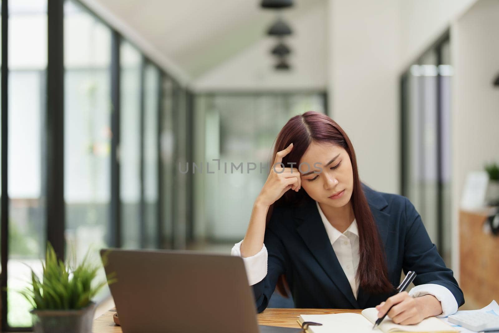 businesswoman showing a serious expression while talking on the phone.