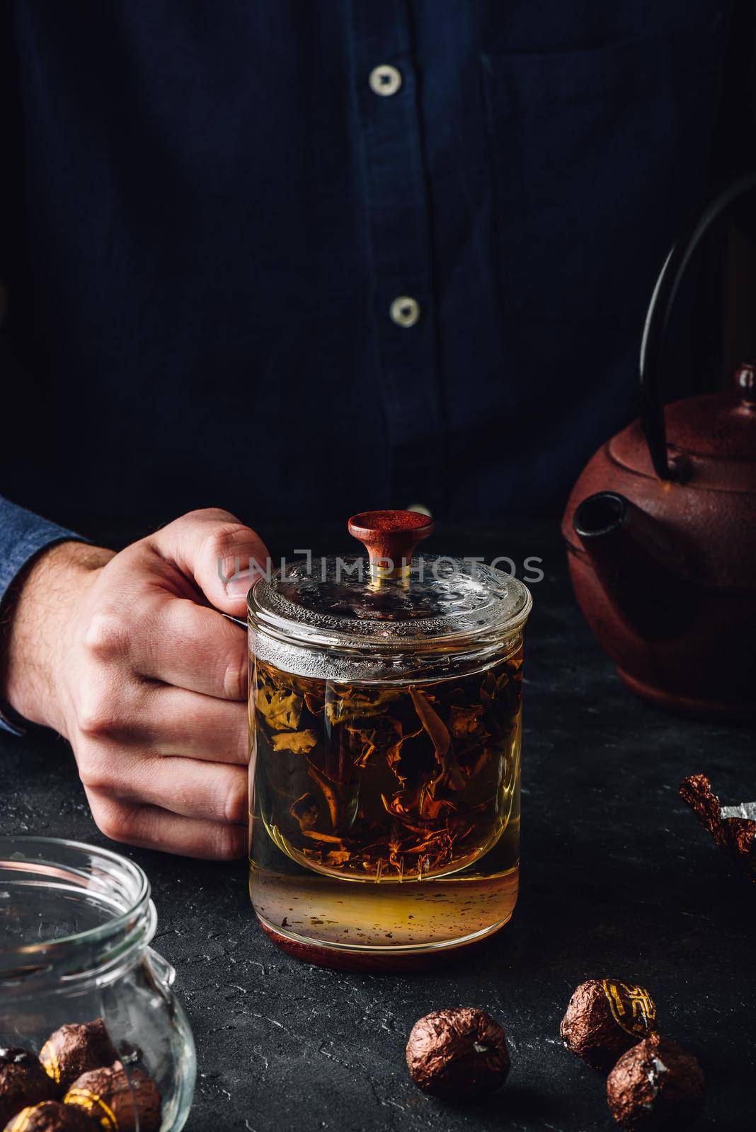 Steeping red tea in glass mug with cap