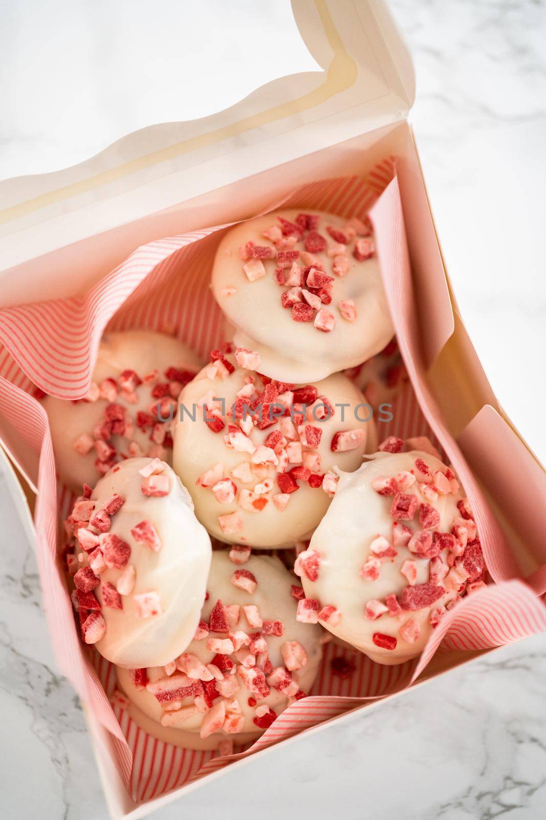 Peppermint White Chocolate Cookies by arinahabich