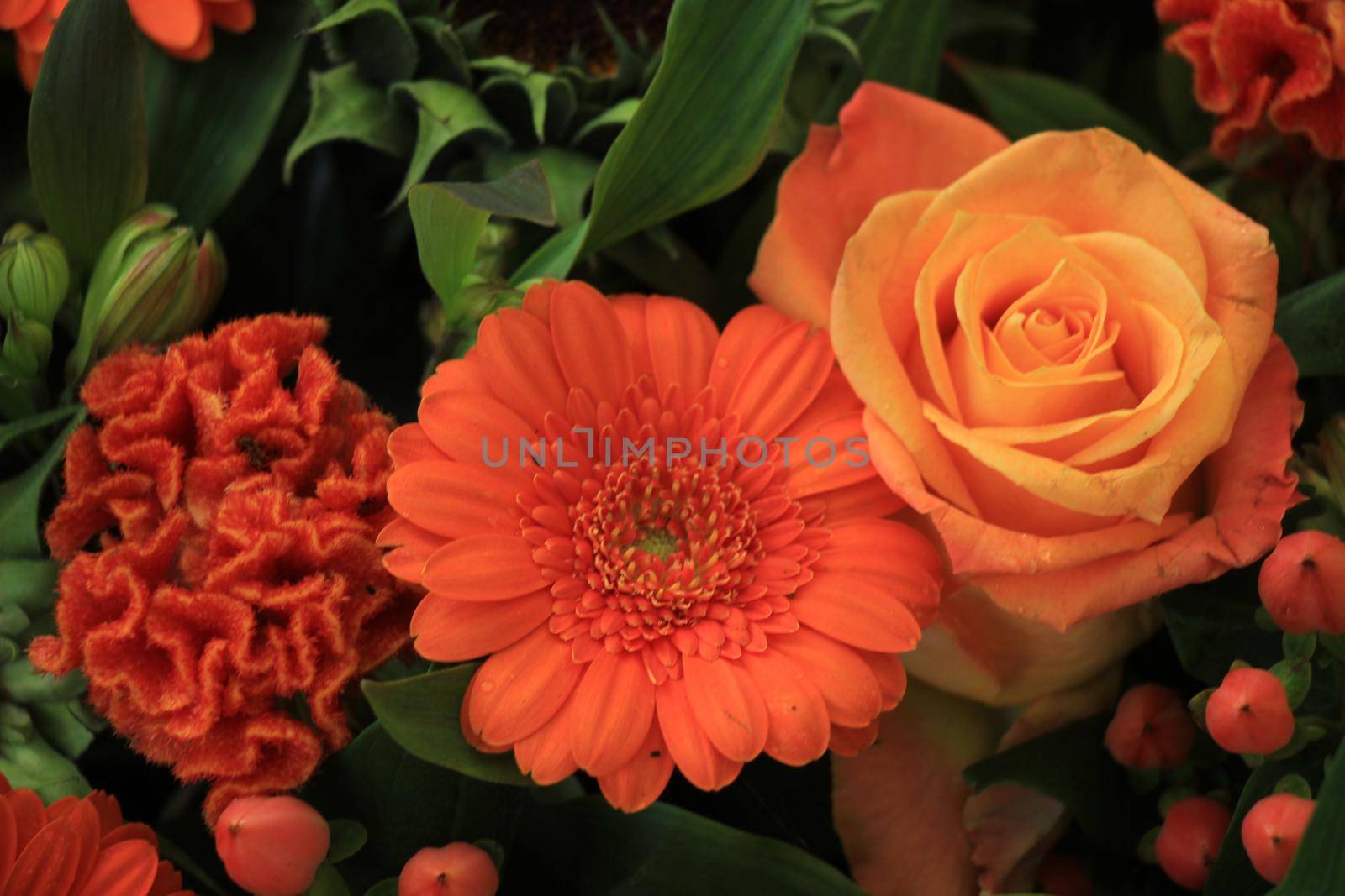 Wedding arrangement in various shades of orange by studioportosabbia