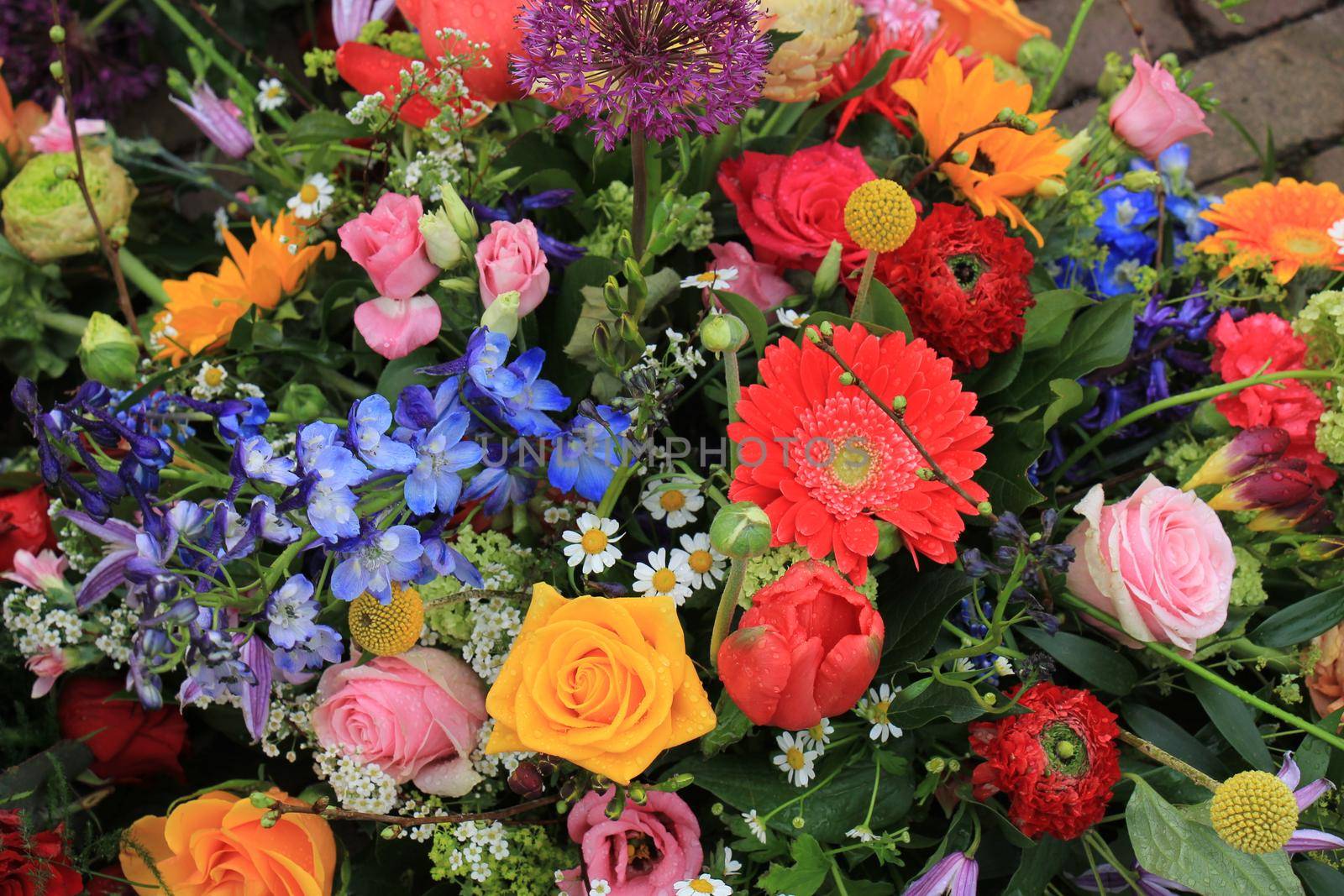 Mixed flower arrangement: various flowers in different colors for a wedding