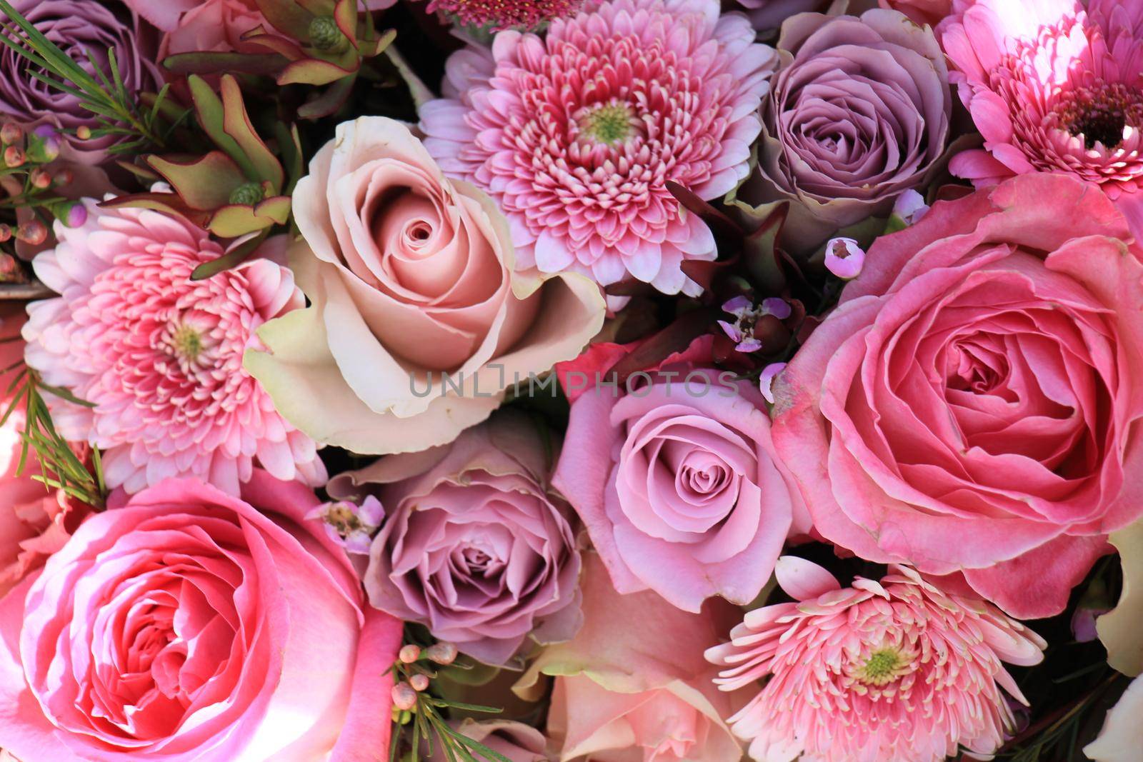 Mixed flowers in different shades of pink in a floral wedding decoration by studioportosabbia