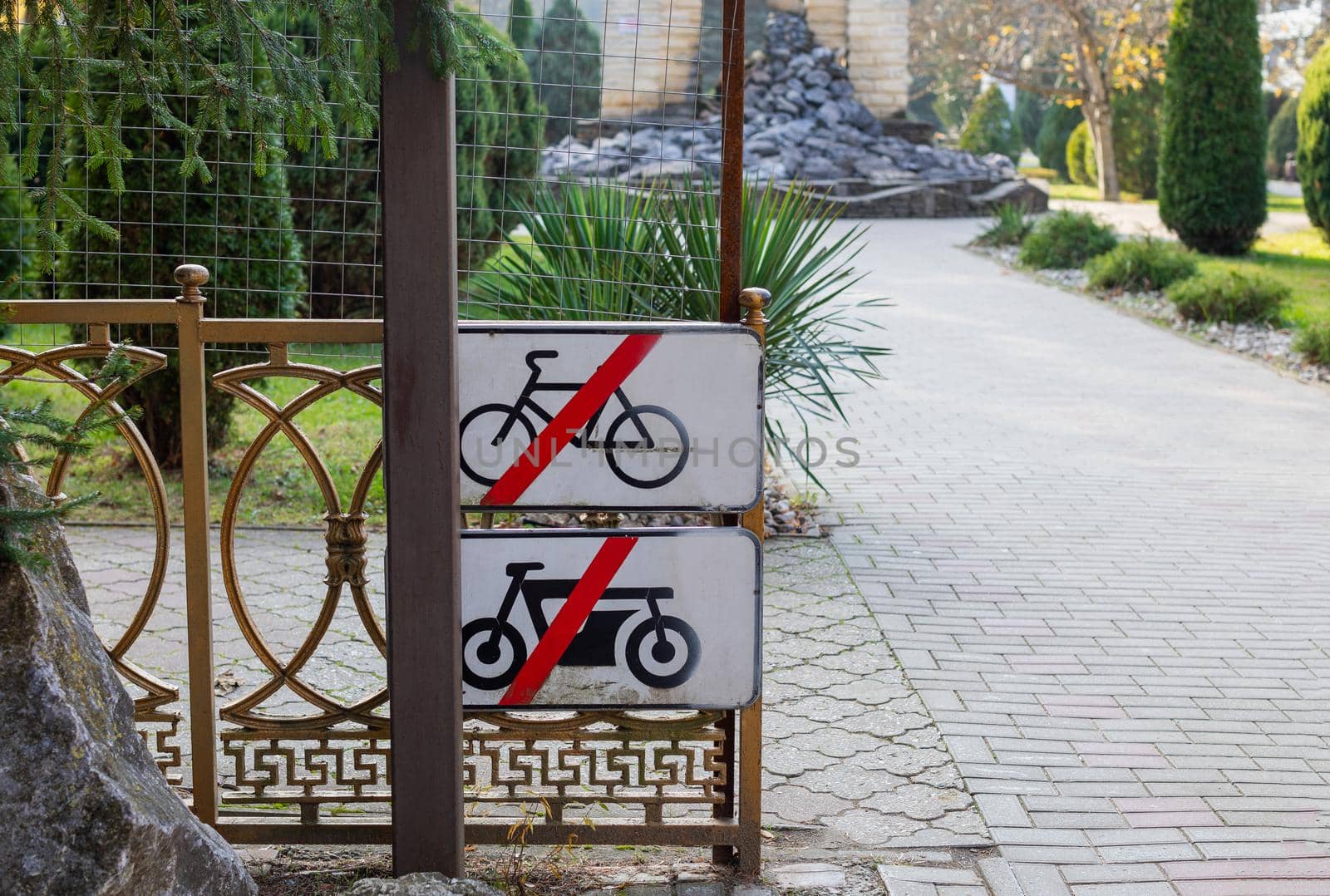 Warning label. It is forbidden to ride a bike or scooter in the park.