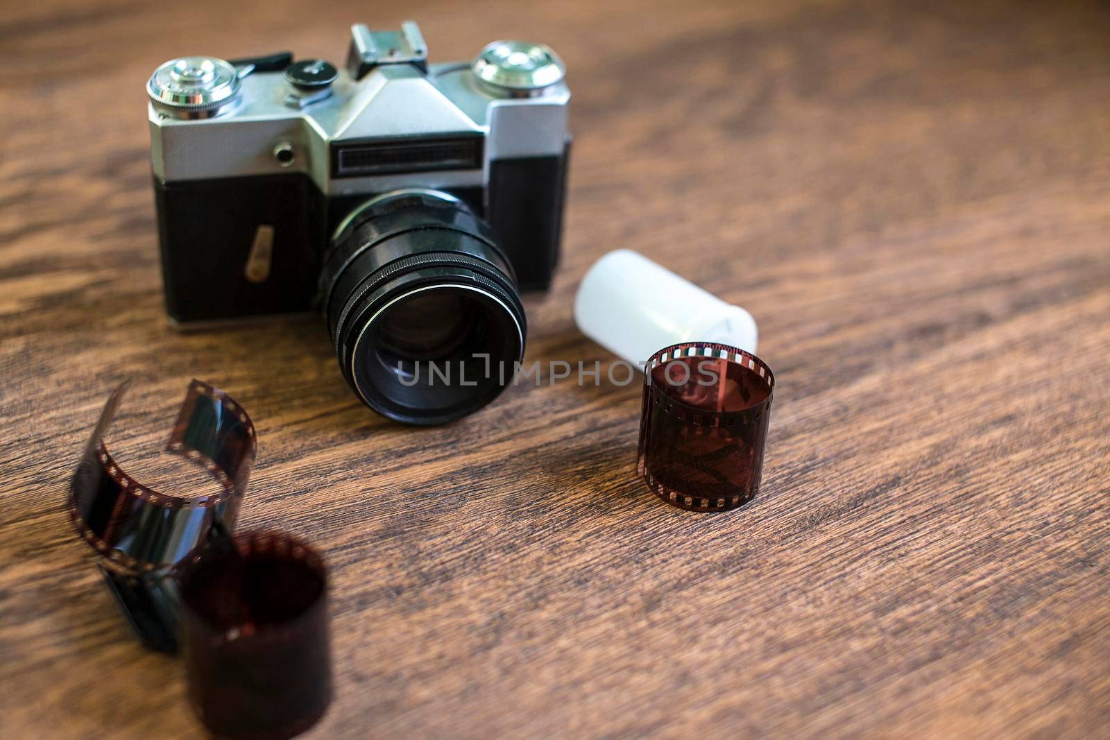 Retro photo camera on a wooden table. vintage style.