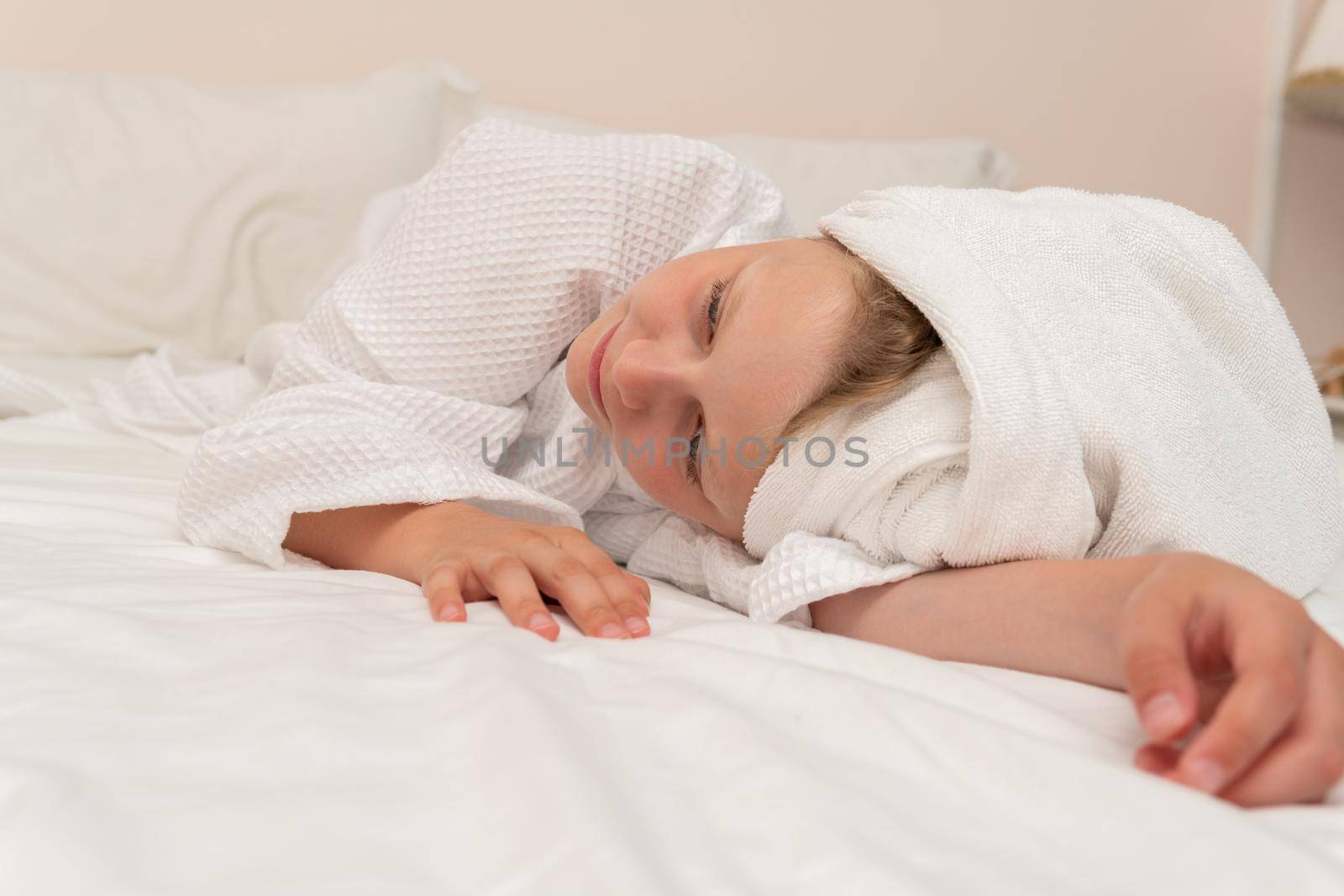 Sleeps thinks elbows Creek smiling dries smile coffee bed portrait, for cute woman for pretty for shower style, take background. Hair head funny, comfort