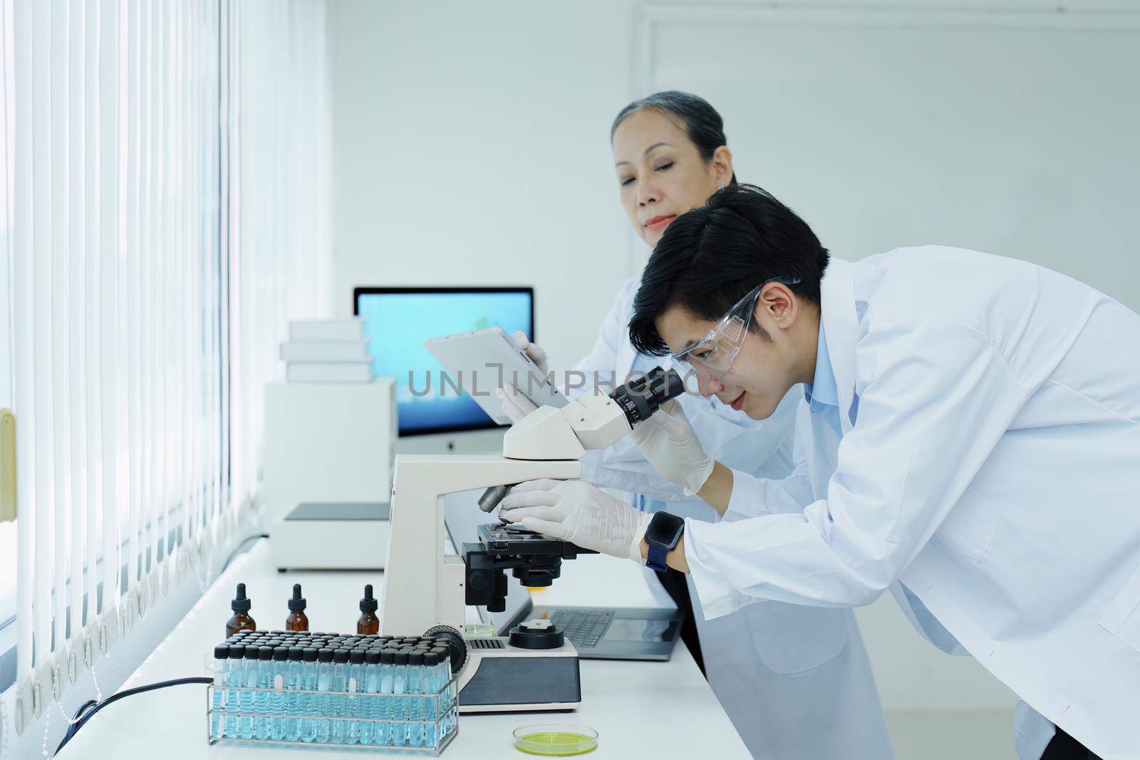 medical research laboratories, scientists analyze chemical samples Discuss technological innovations. Advanced scientific laboratories for medicine, biotechnology