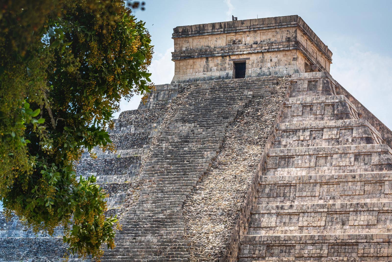 Chichen Itza kukulcan pyramid old ruin, Ancient Mayan civilization, Yucatan, Mexico