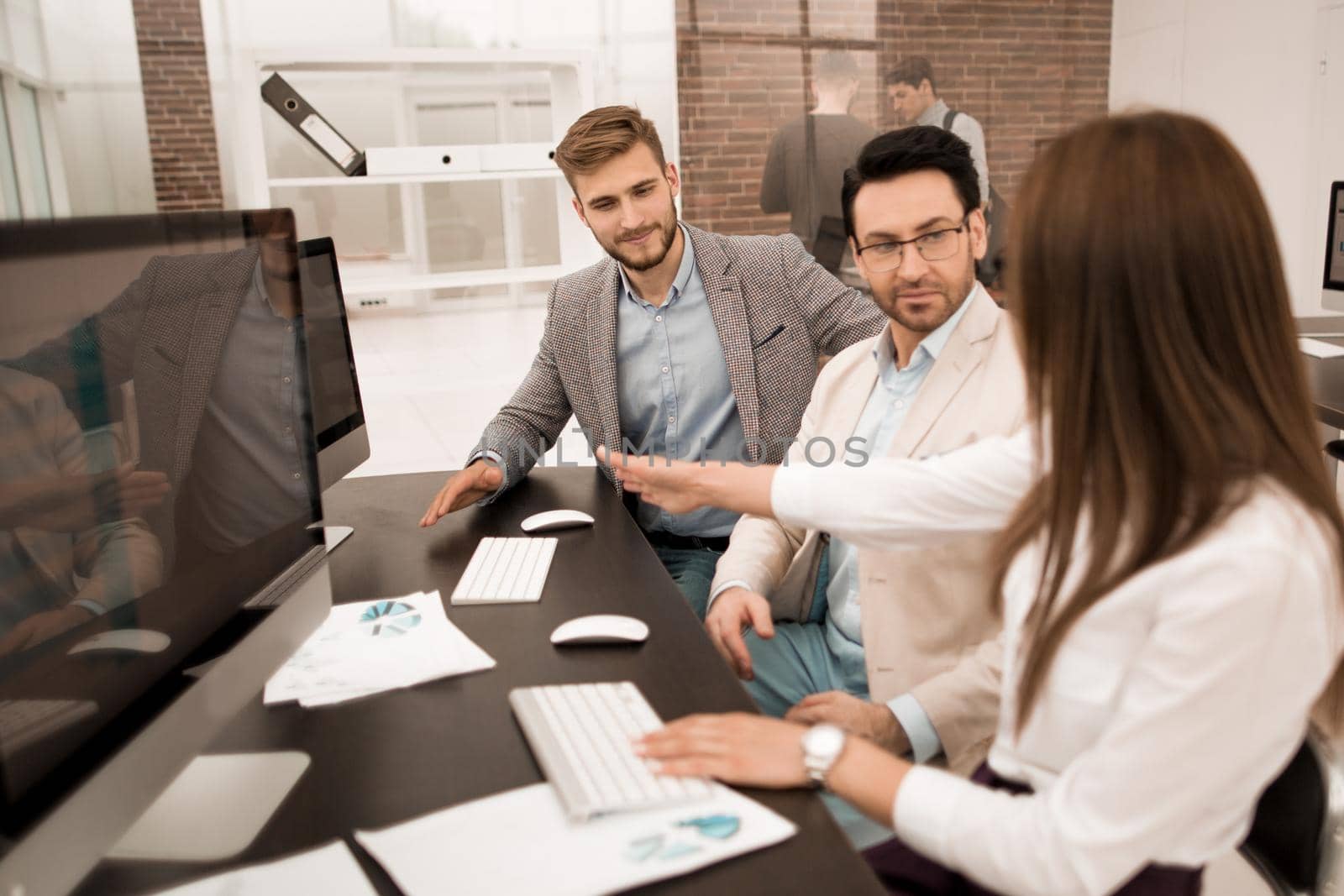 company employees discussing financial data.office weekdays