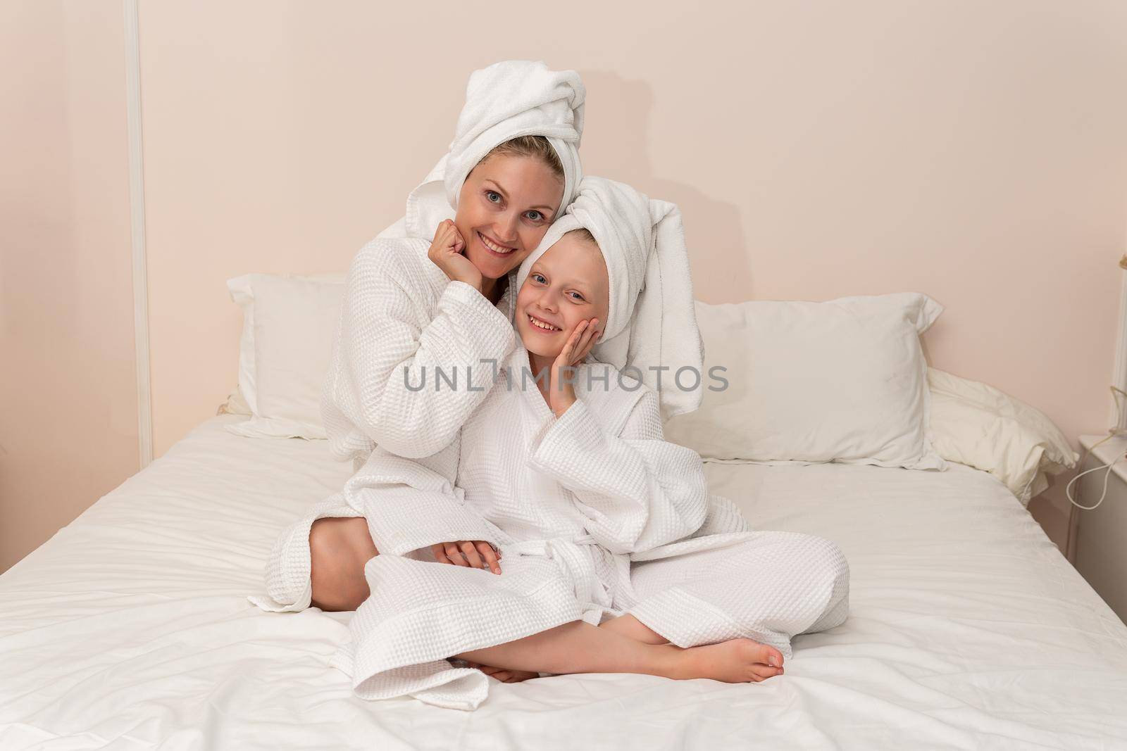 Daughter mom smiling dries bath love thinks elbows Creek copyspace, for portrait hygiene in pretty for skin beauty, towel baby. Head funny comfort, by 89167702191