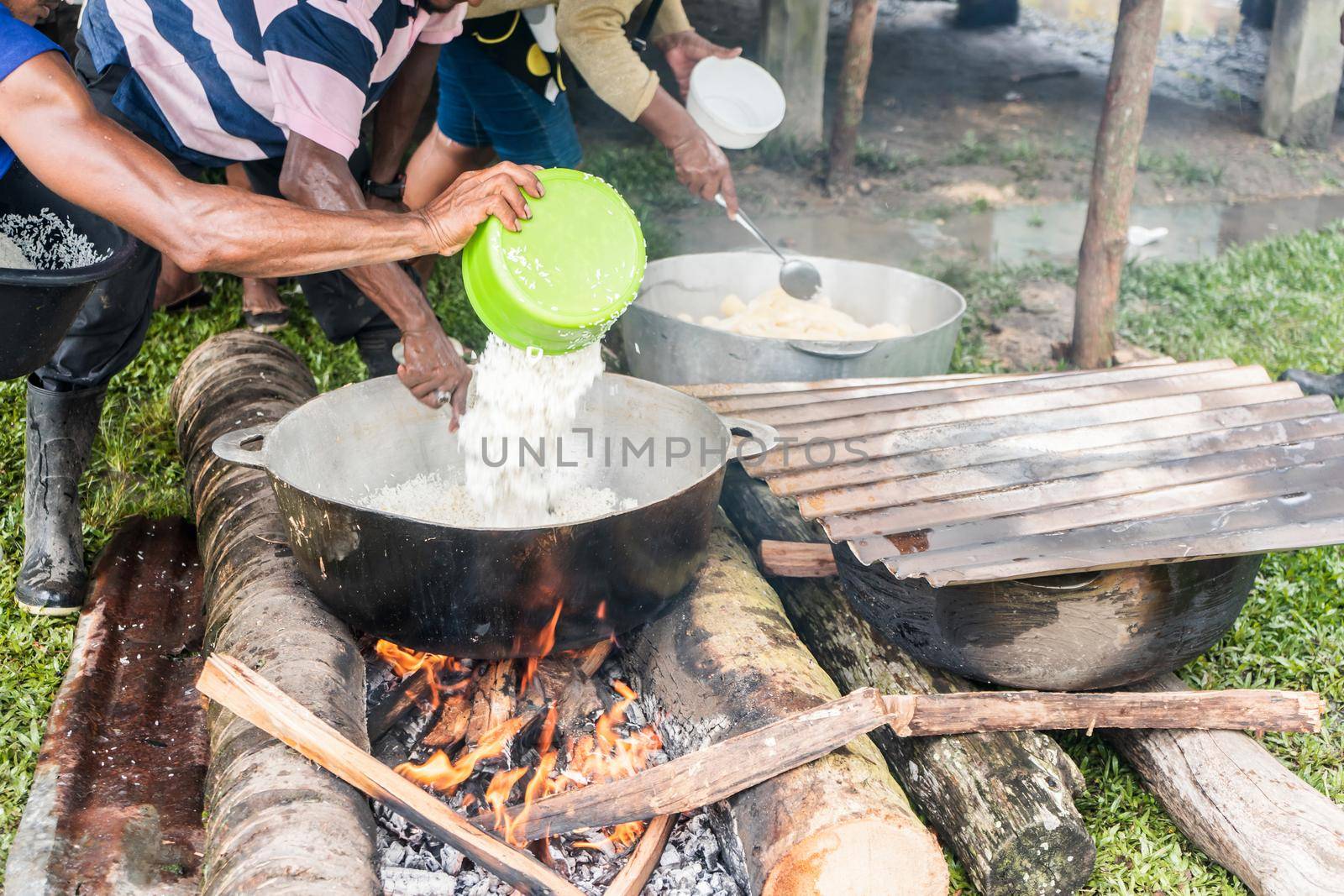 Indigenous people from Nicaragua cooking during the celebration of the international day of native peoples