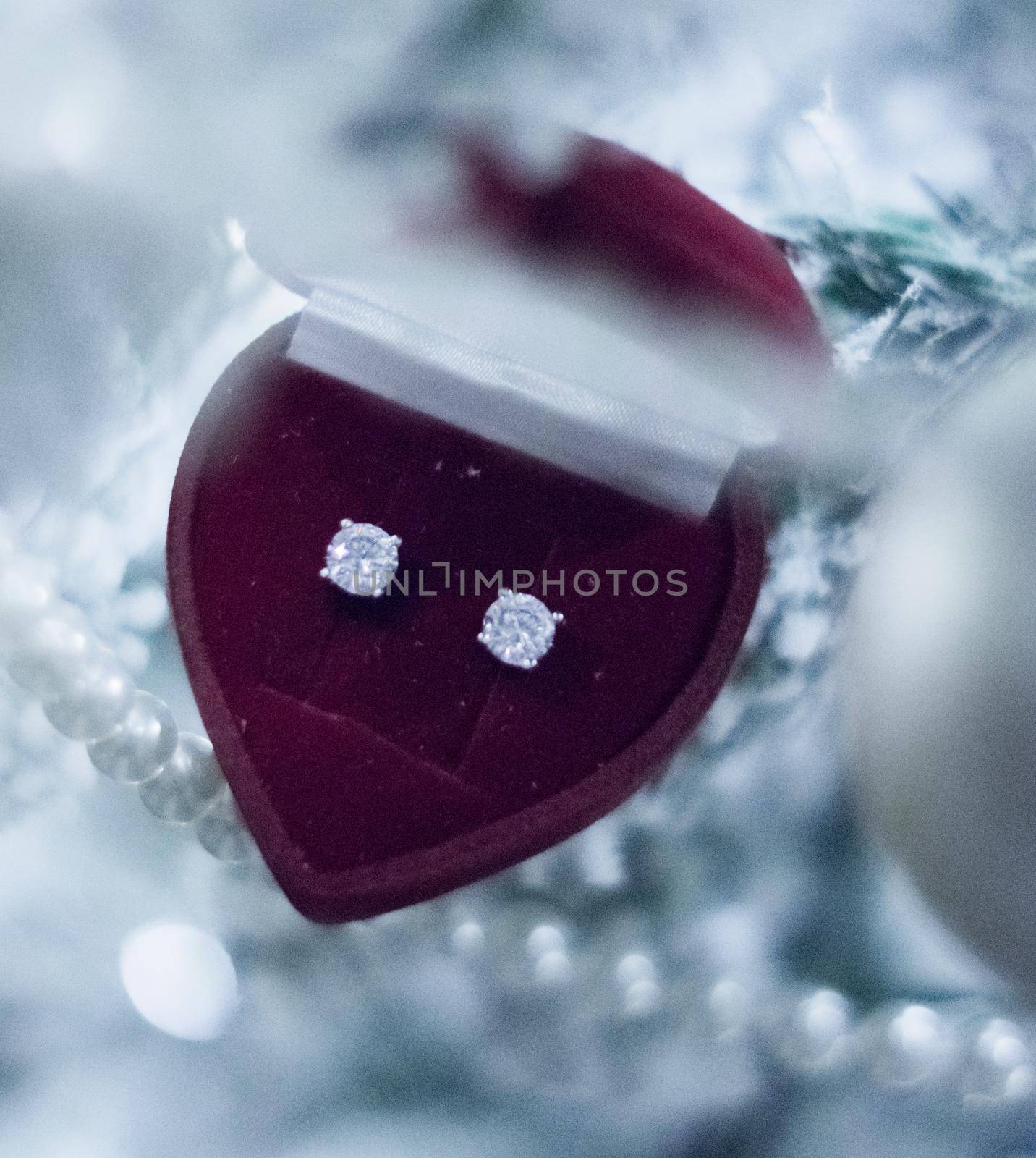 Elegant dimond jewellery, a perfect holiday gift for her on Christmas