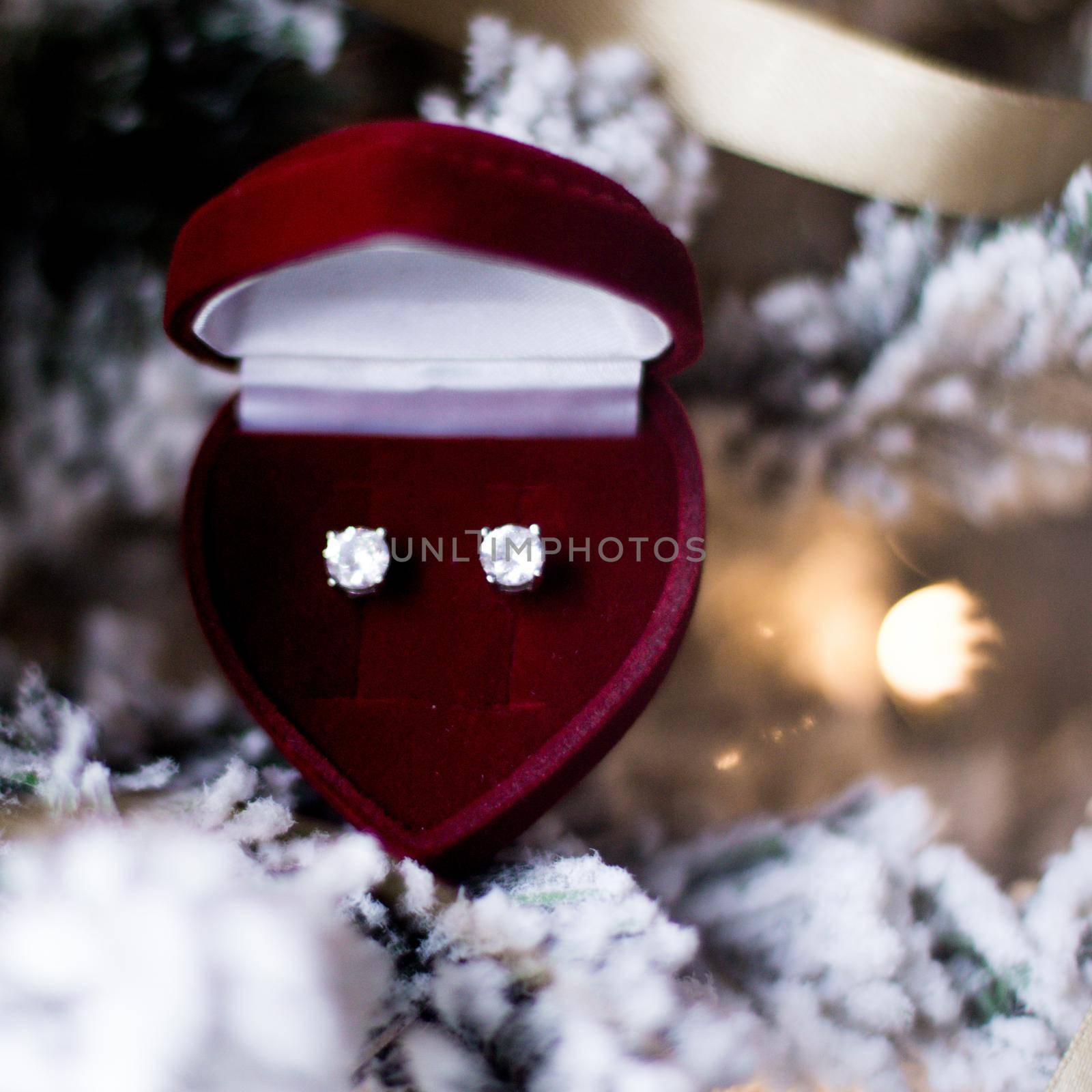 Elegant dimond jewellery, a perfect holiday gift for her on Christmas