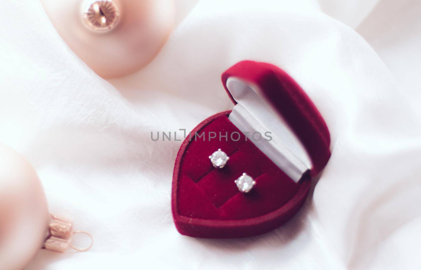 Elegant dimond jewellery, a perfect holiday gift for her on Christmas