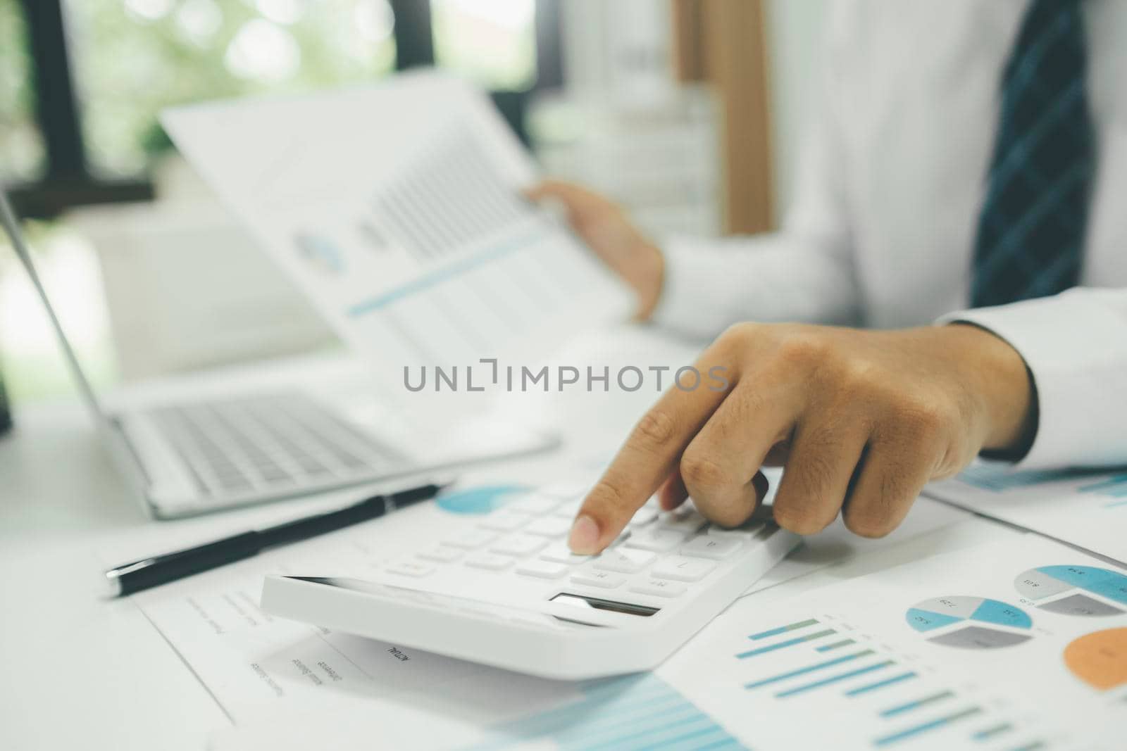 Businessman analyse investment marketing data. by ijeab