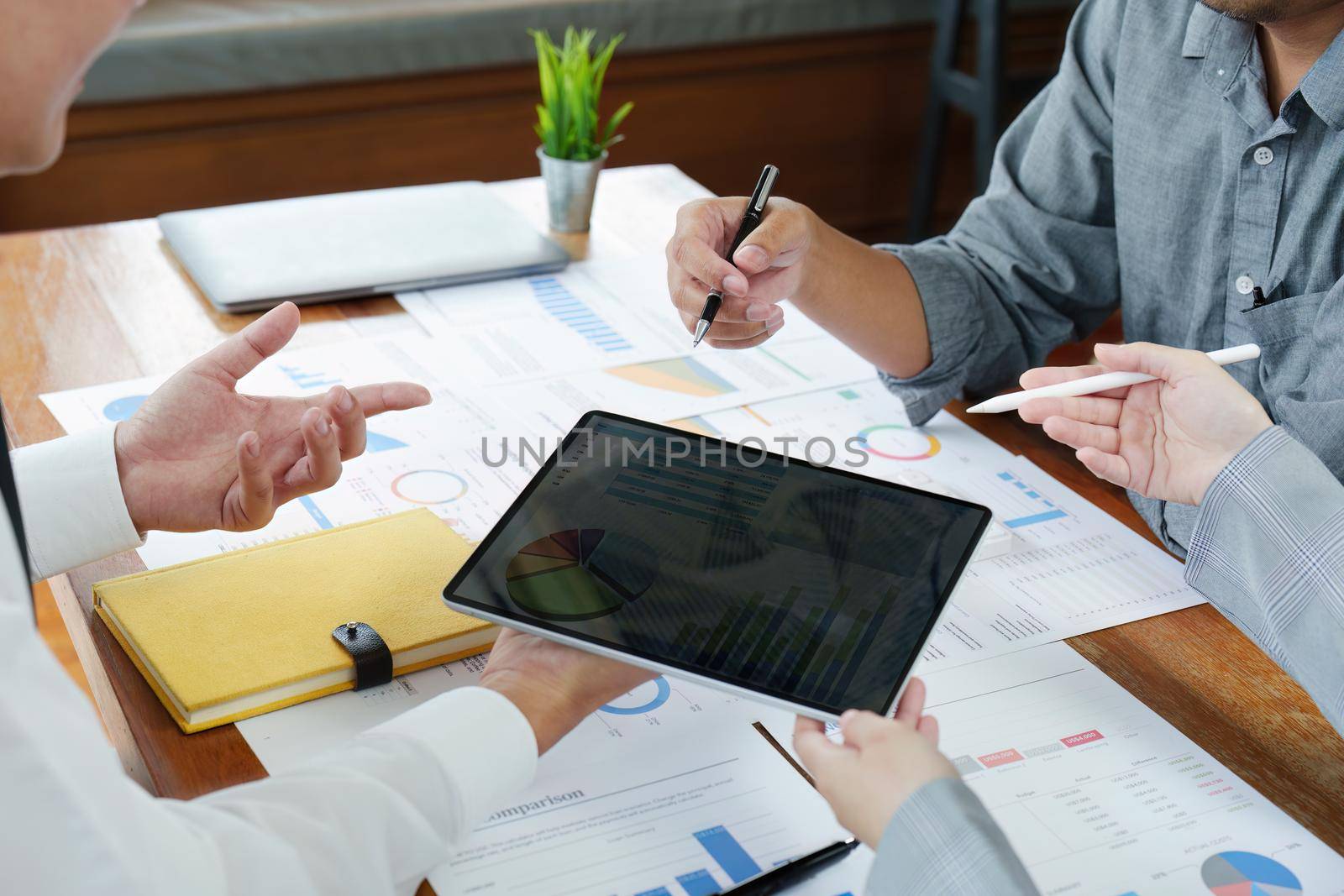Planning to reduce investment risks, the image of a group of businesspeople working with partners is adjusting marketing strategies to analyze profitable and targeted customer needs at meetings..
