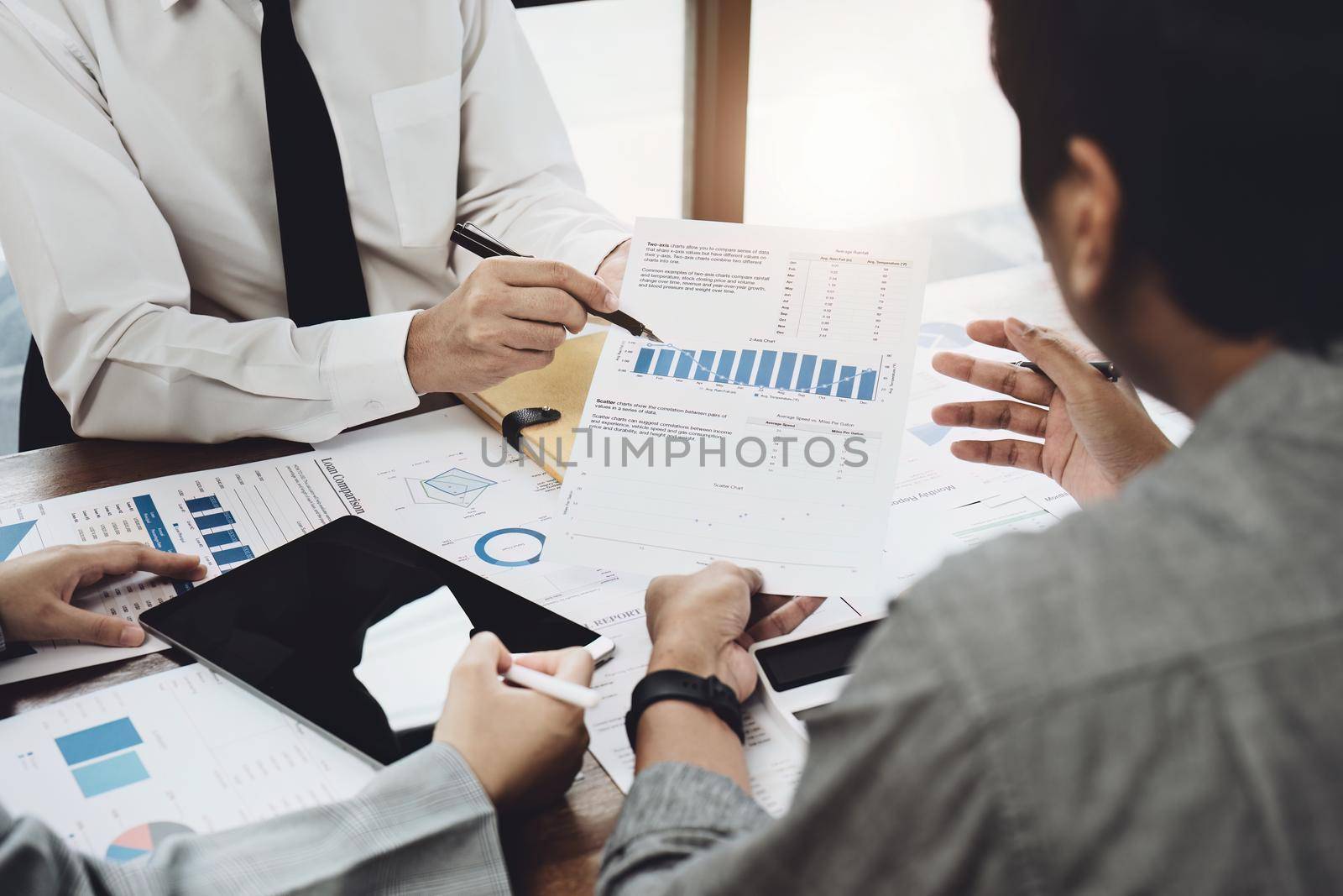 Planning to reduce investment risks, the image of a group of businesspeople working with partners is adjusting marketing strategies to analyze profitable and targeted customer needs at meetings..