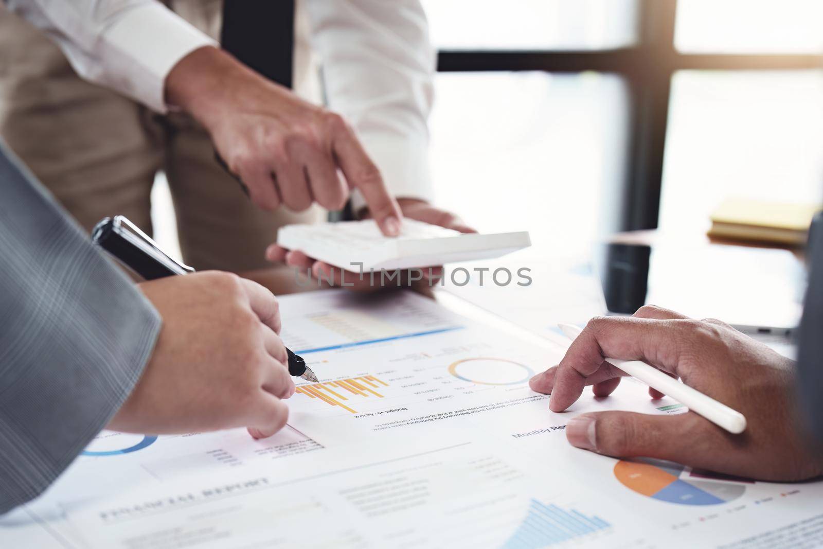 Planning to reduce investment risks, the image of a group of businesspeople working with partners is adjusting marketing strategies to analyze profitable and targeted customer needs at meetings.