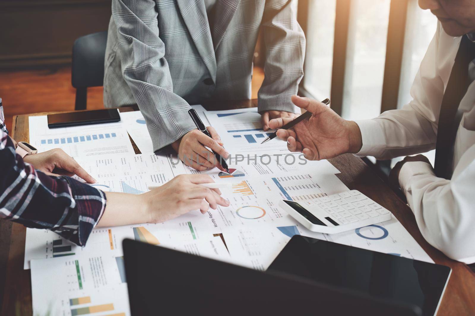 Planning to reduce investment risks, the image of a group of businesspeople working with partners is adjusting marketing strategies to analyze profitable and targeted customer needs at meetings.