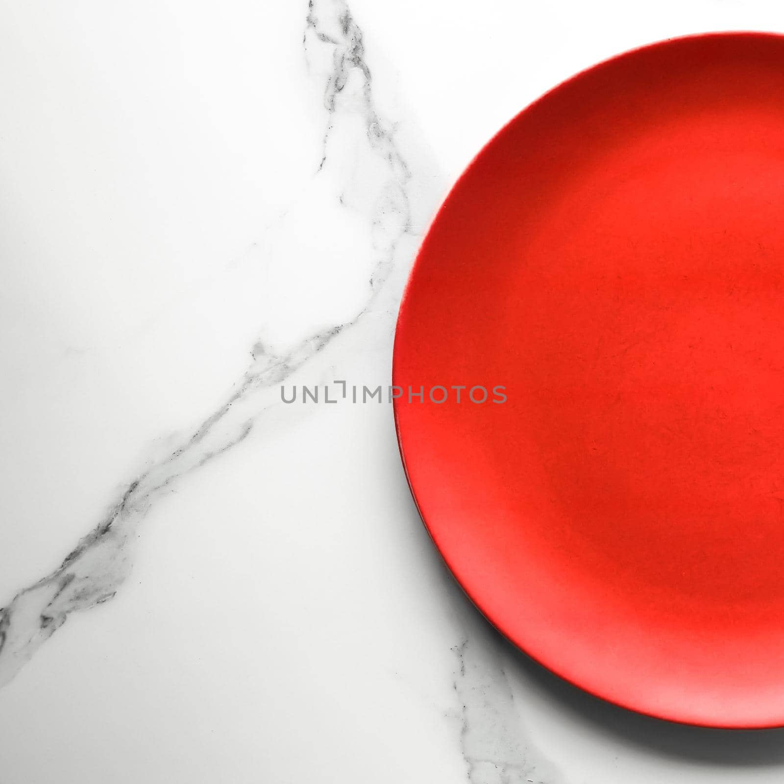 empty red plate on marble - recipe and restaurant mockup flatlay concept by Anneleven