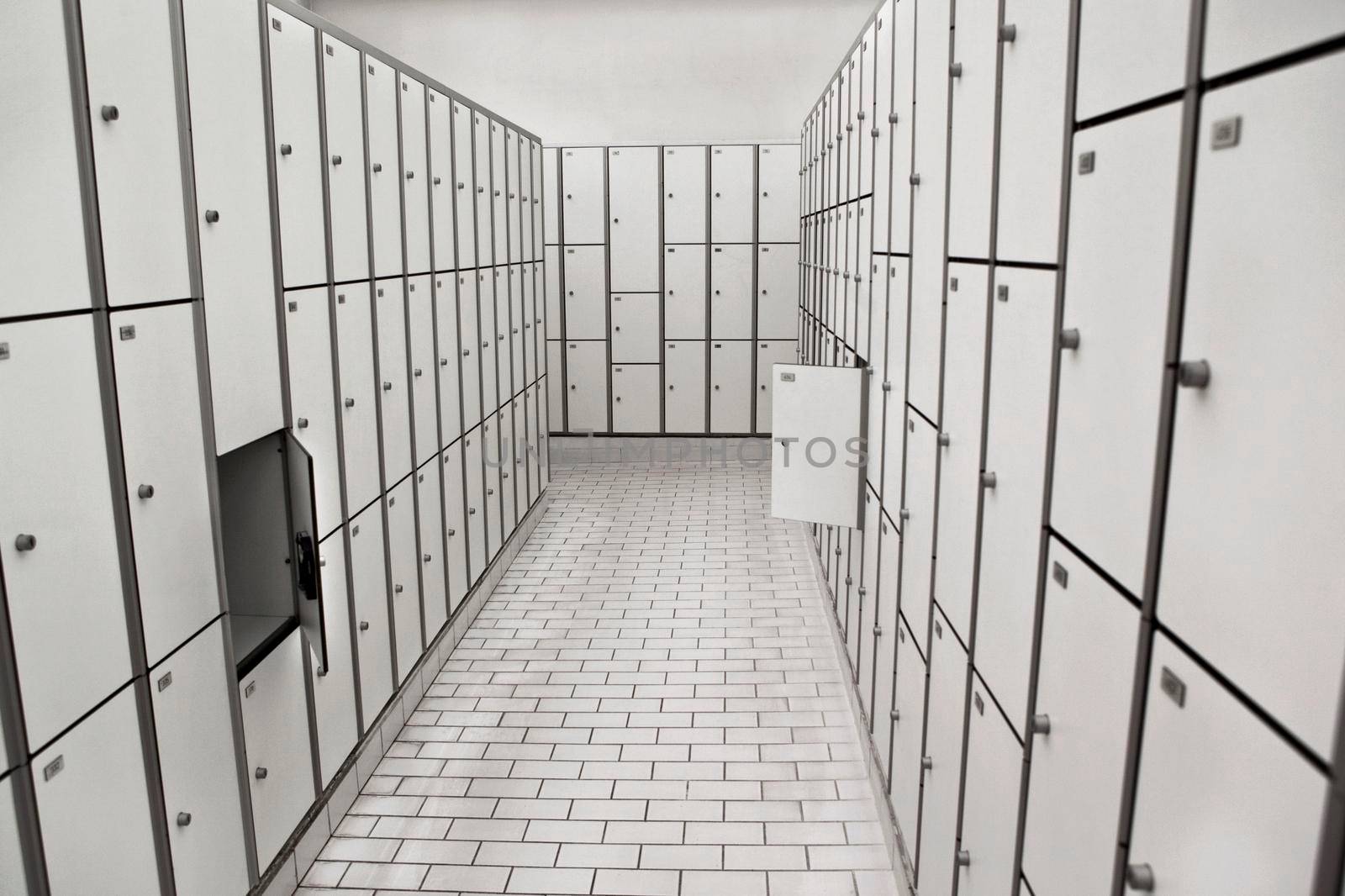 Wardrobes and lockers in the changing room of a swimming pool