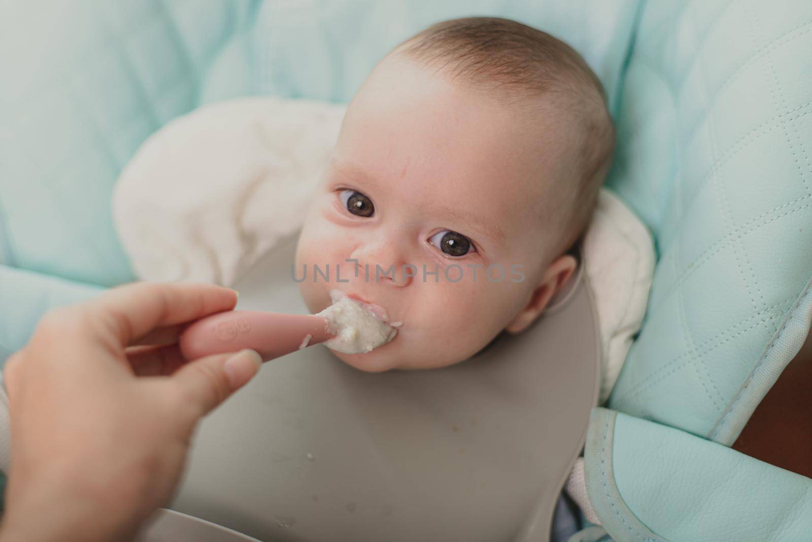 The first lure of the baby. Baby food. An article about the nutrition of children. The baby's first porridge.