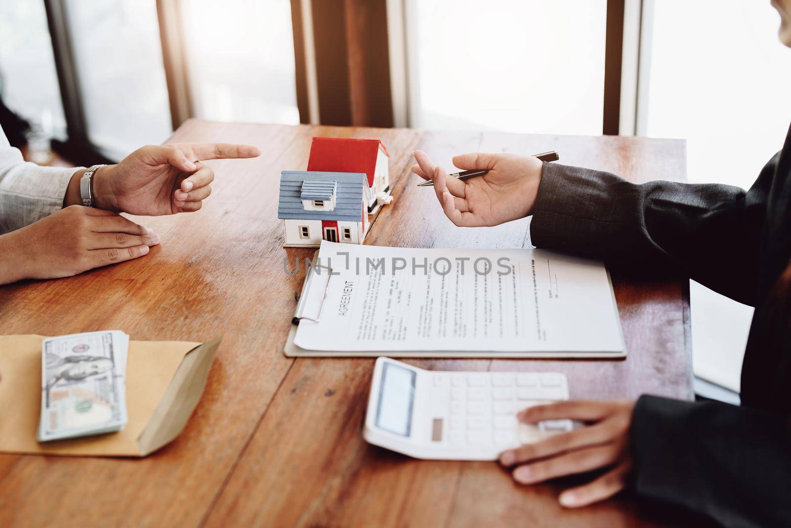 A couple is discussing to a real estate agent to buy a house.