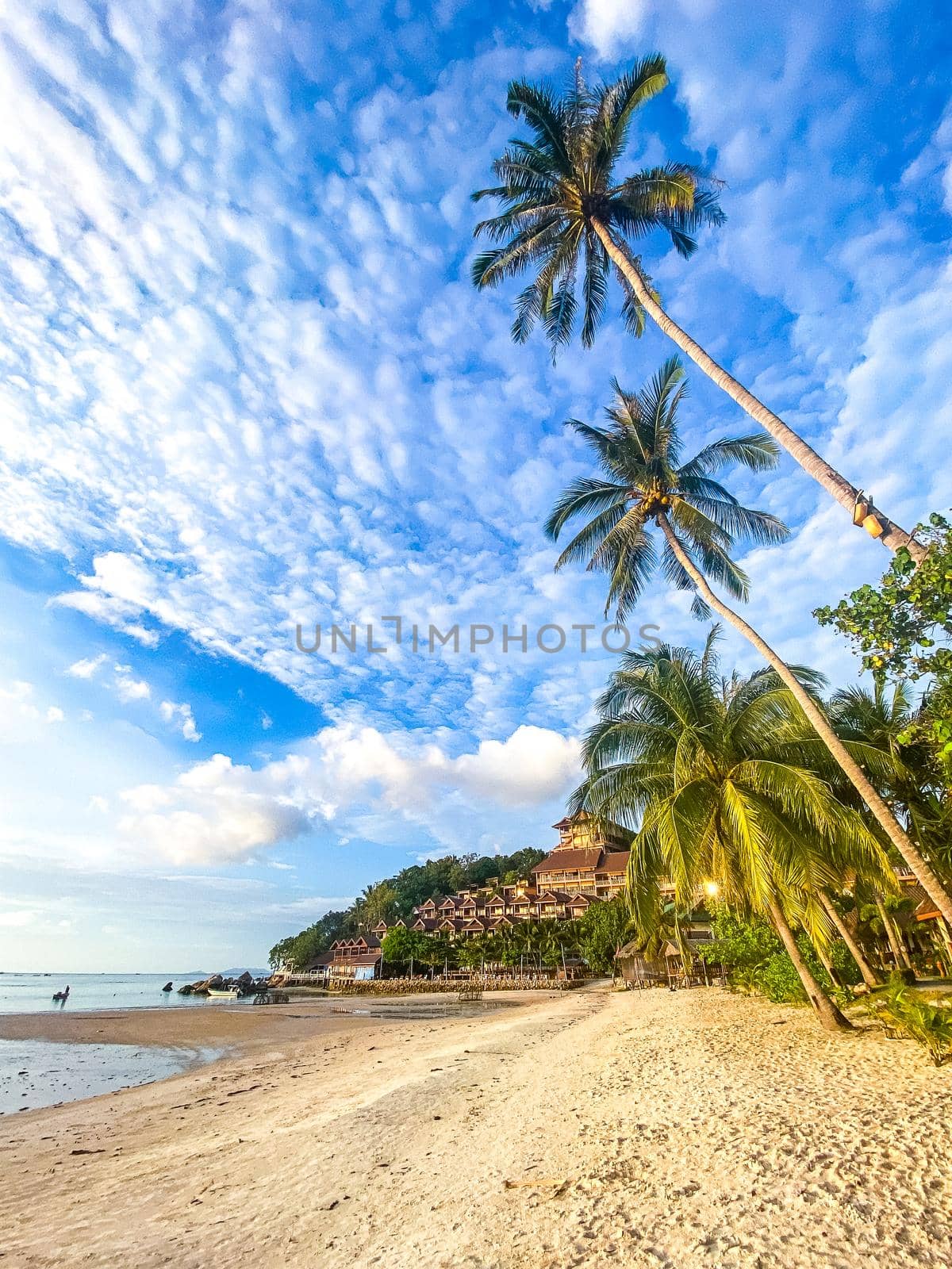 Haad Yao is a beautiful white sand beach that bends gently around the north west of Koh Phangan