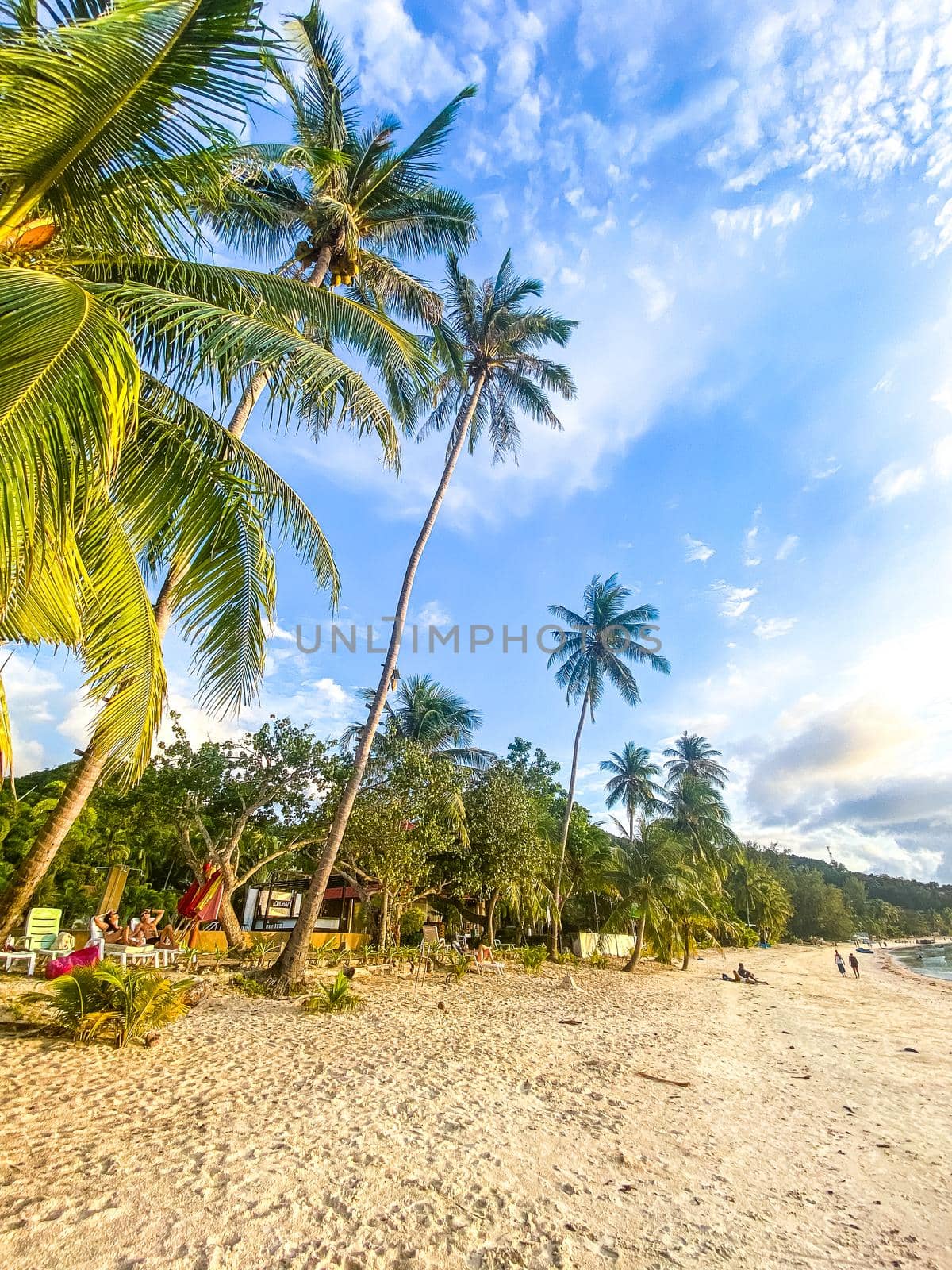 Haad Yao is a beautiful white sand beach that bends gently around the north west of Koh Phangan