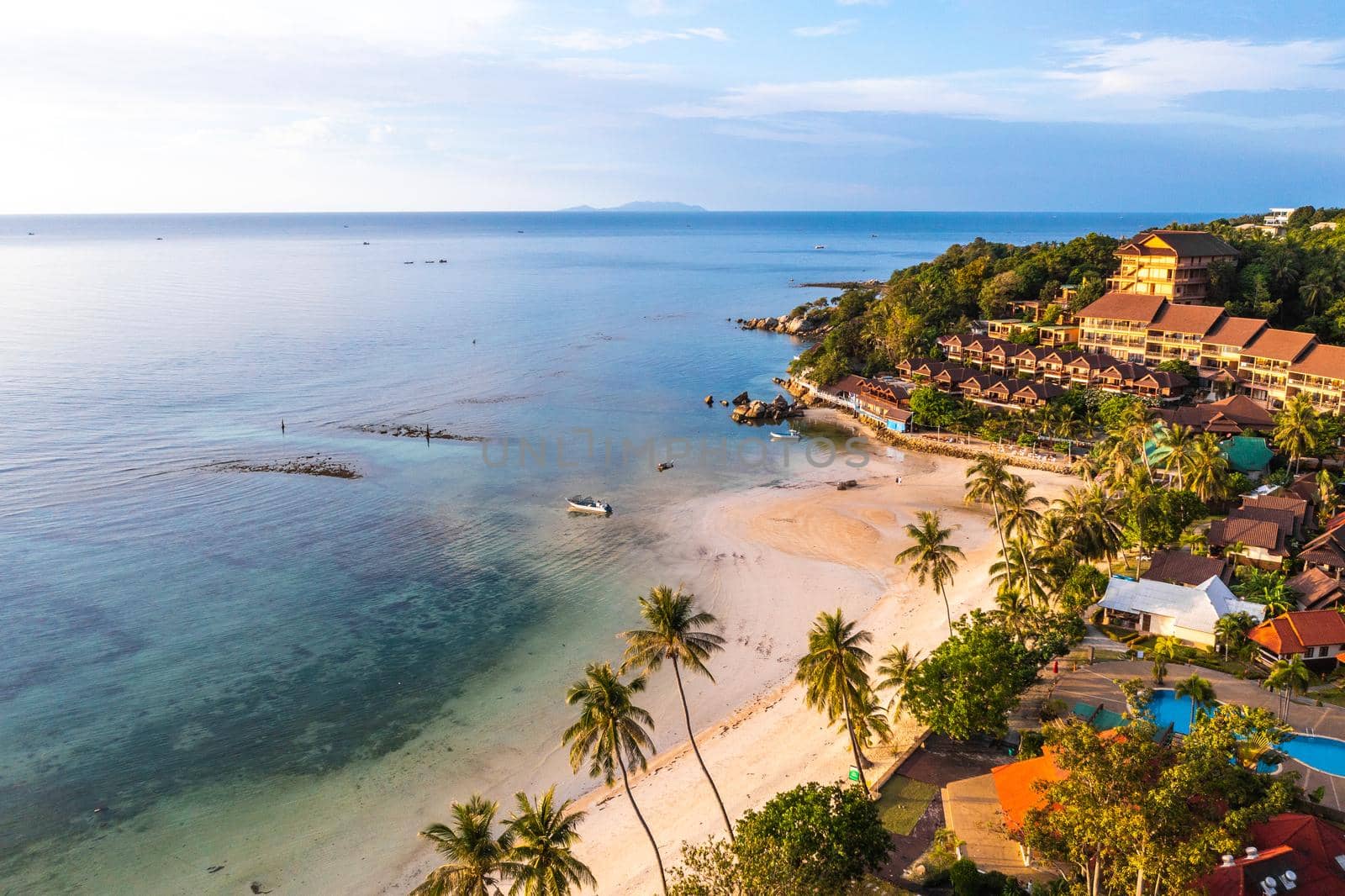 Haad Yao is a beautiful white sand beach that bends gently around the north west of Koh Phangan