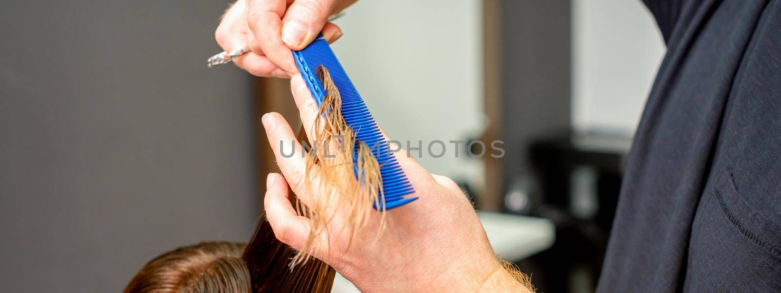Hands cut wet female hair by okskukuruza