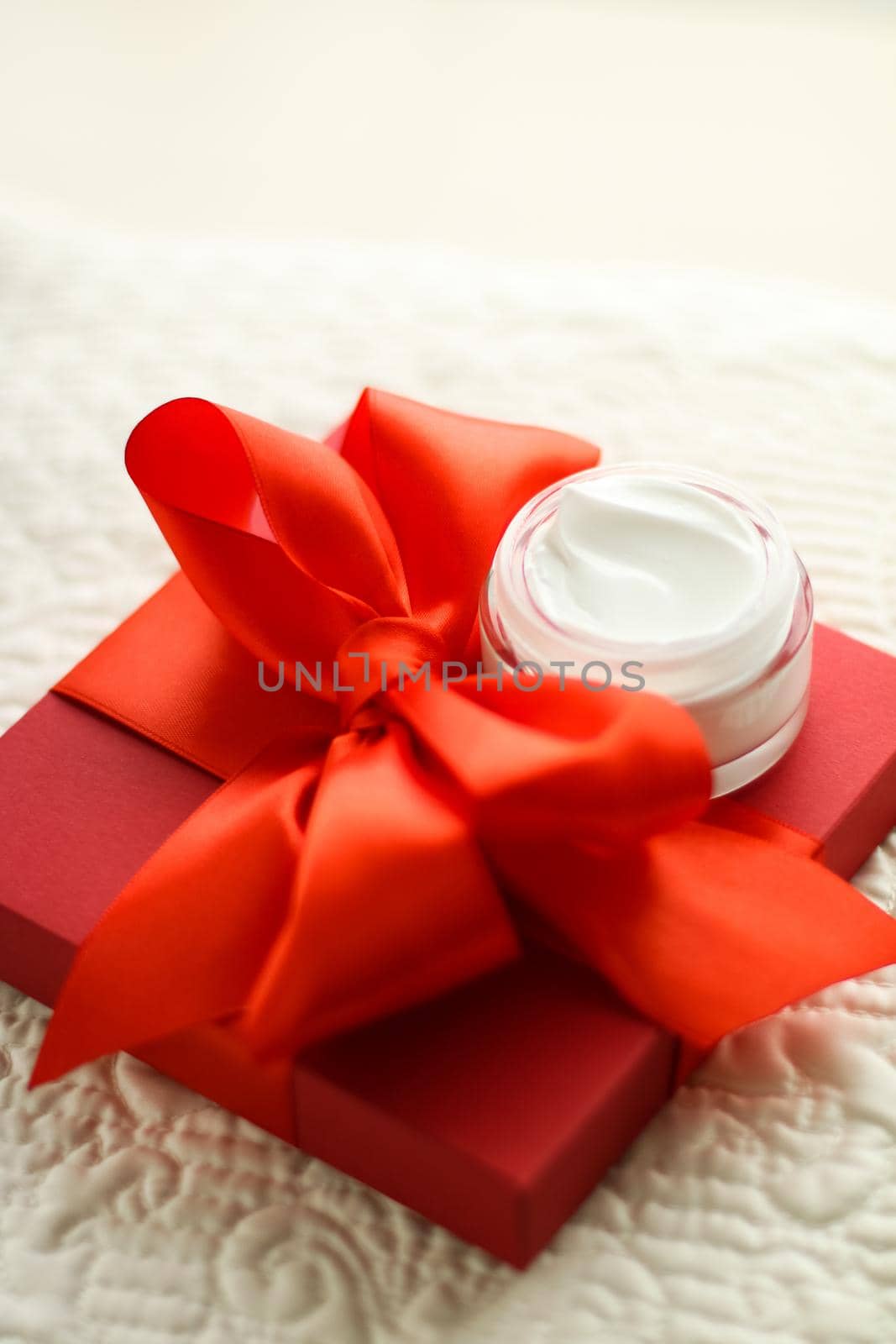 Luxury face cream jar and red gift box by Anneleven