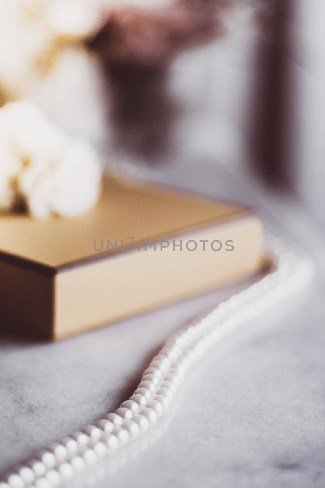Pearl jewellery in a golden gift box by Anneleven