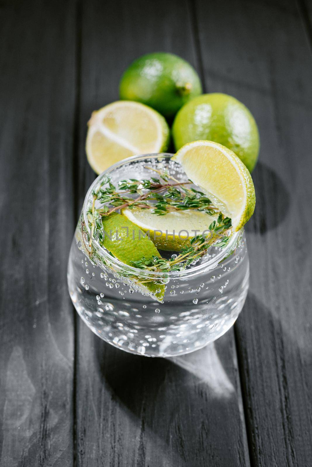 Strong seltzer cocktails with lime. Alcoholic cocktail tonic clear. hard seltzer is a low-alcohol drink consisting of alcohol, carbonated water and fruit, berry and herbal flavorings by gulyaevstudio