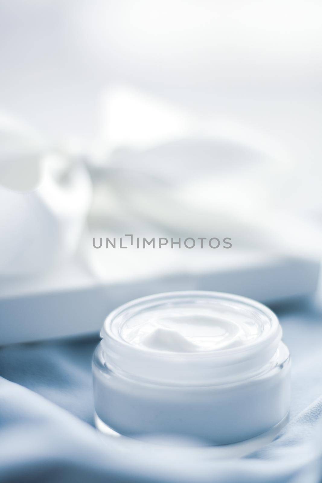 Luxury face cream jar and white gift box by Anneleven