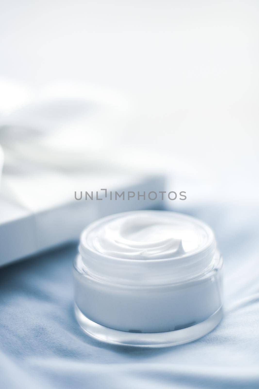 Luxury face cream jar and white gift box by Anneleven