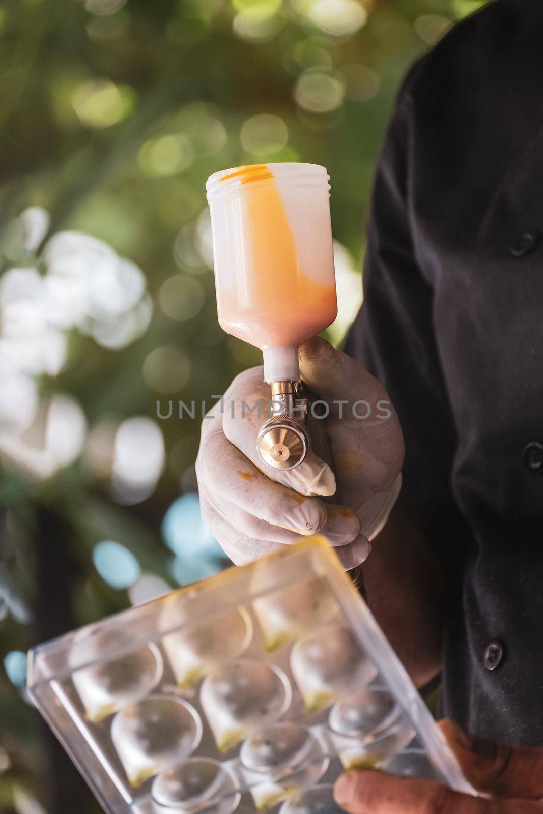 Chocolate making process of chocolate maker with airbrush