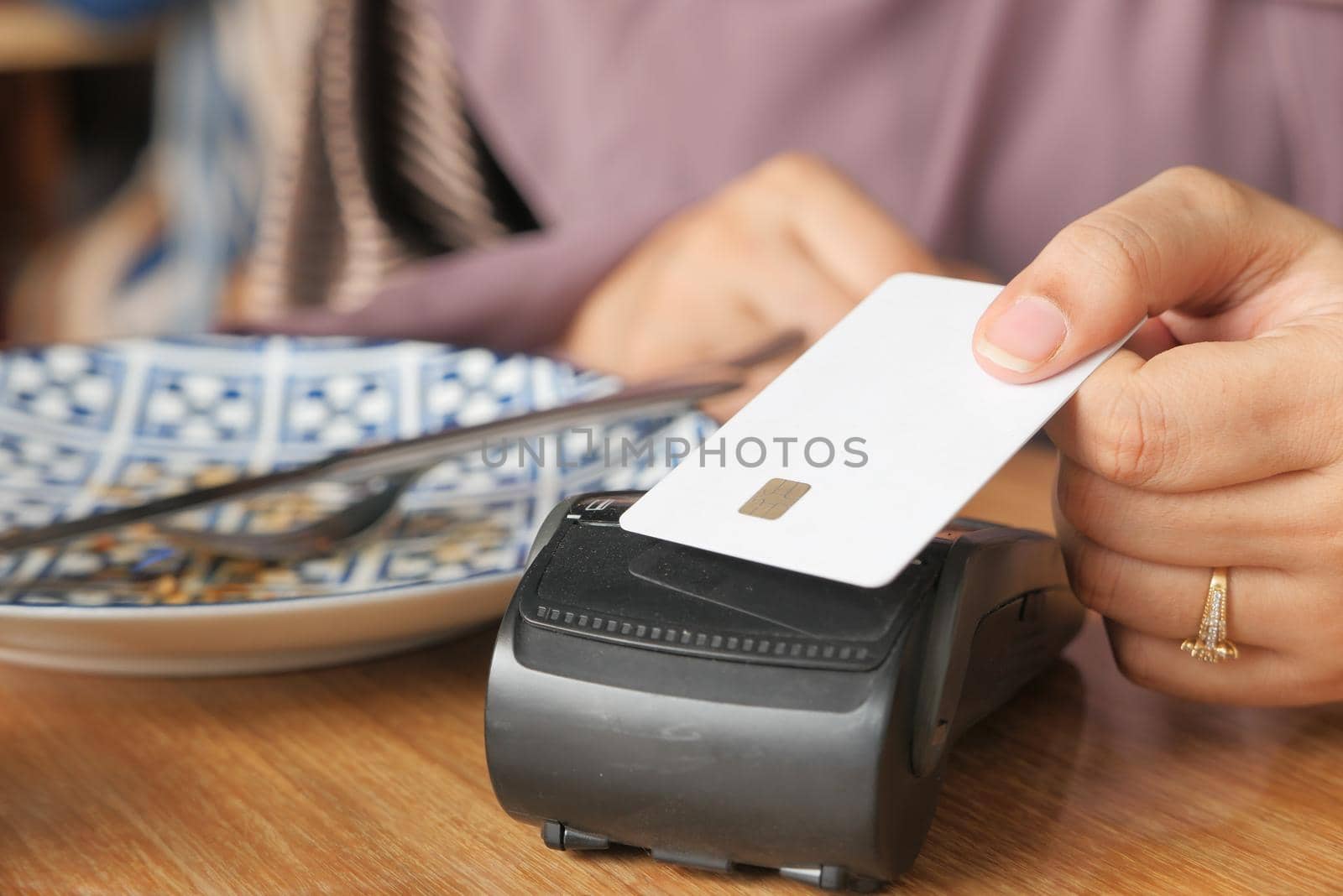 Payment terminal charging from a card, contactless payment